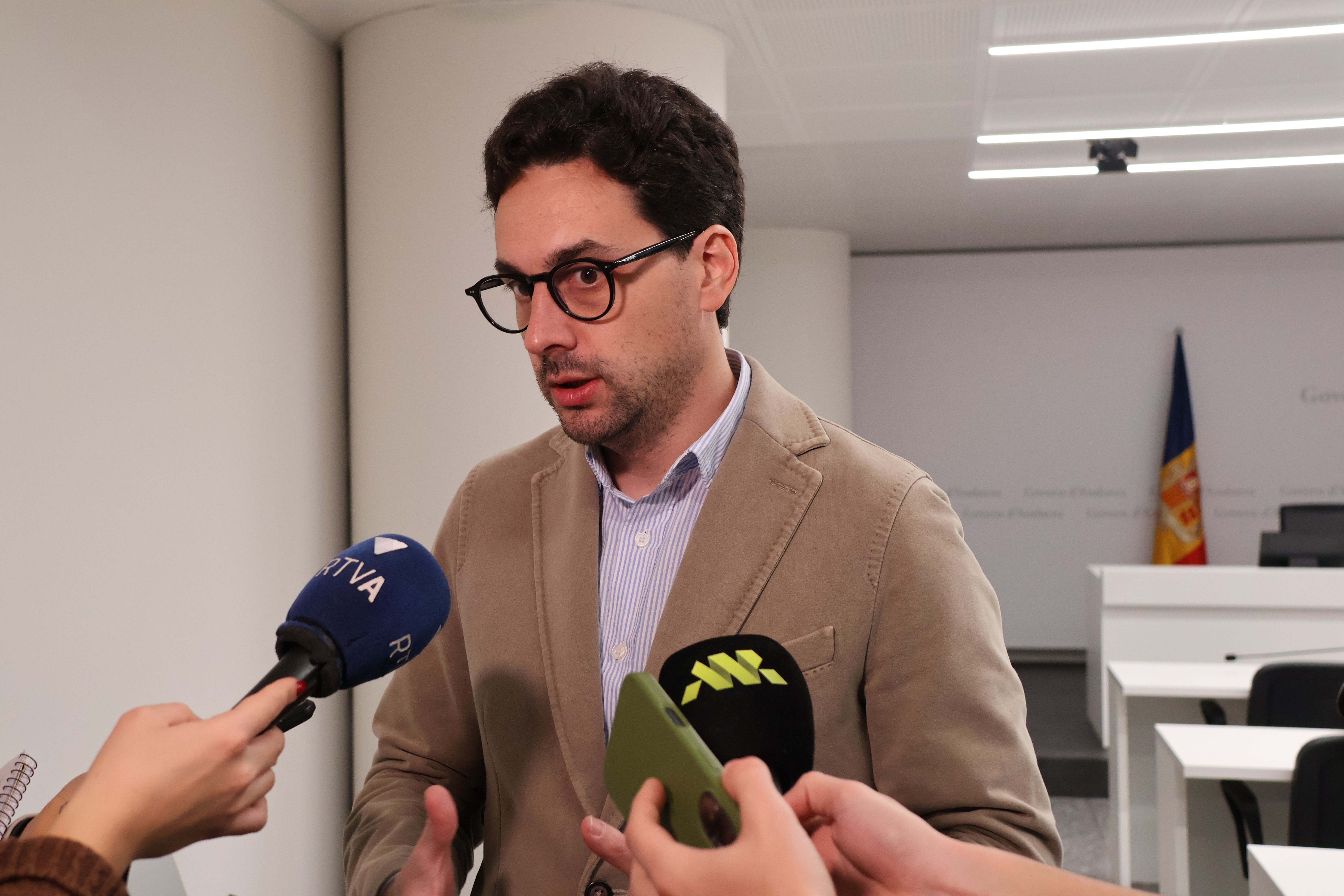 Guillem Casal, donant explicacions als periodistes. Guillem Casal, donant explicacions als periodistes.