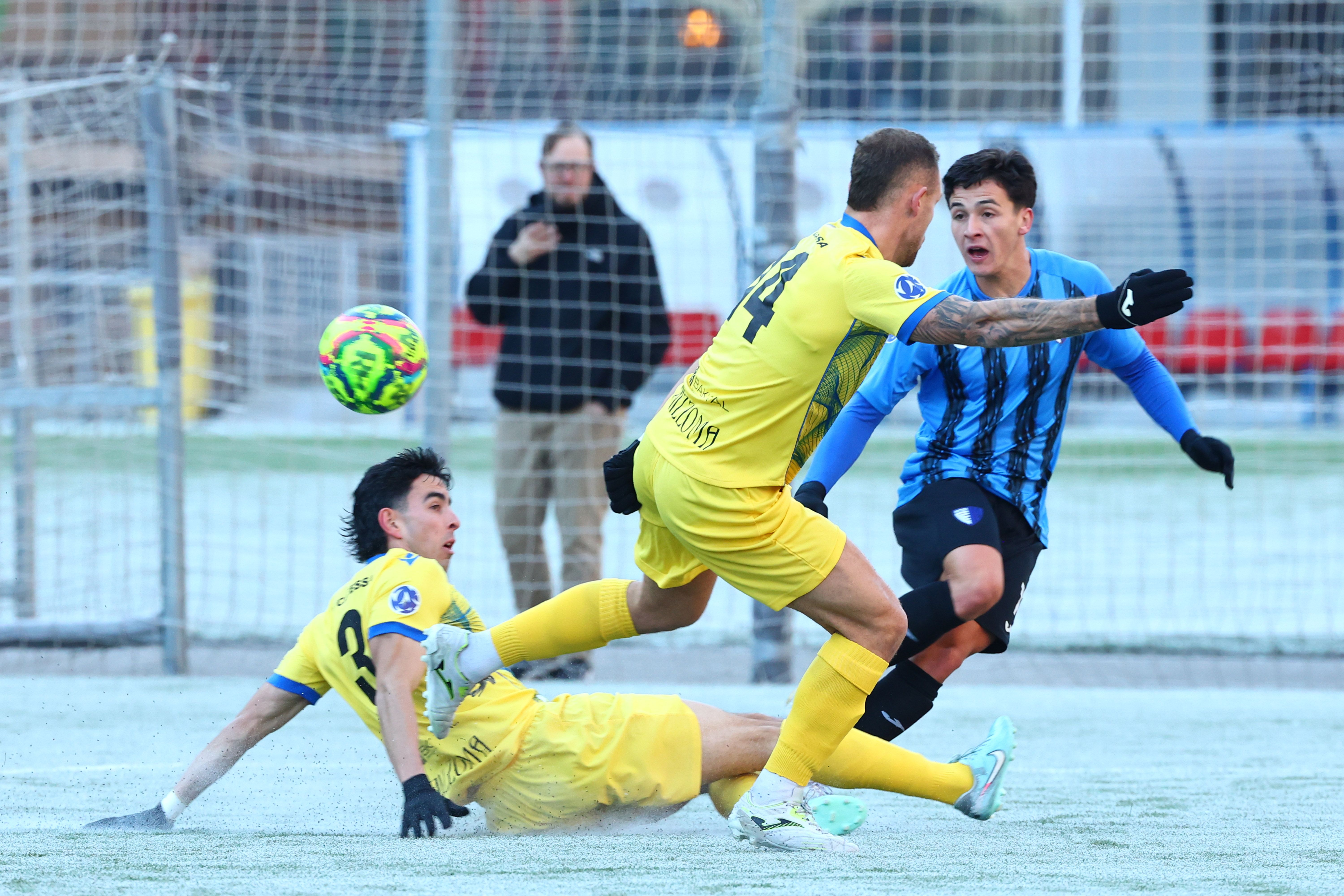 Els dos conjunts han lliurat una gran batalla sobre gel. Els dos conjunts han lliurat una gran batalla sobre gel.