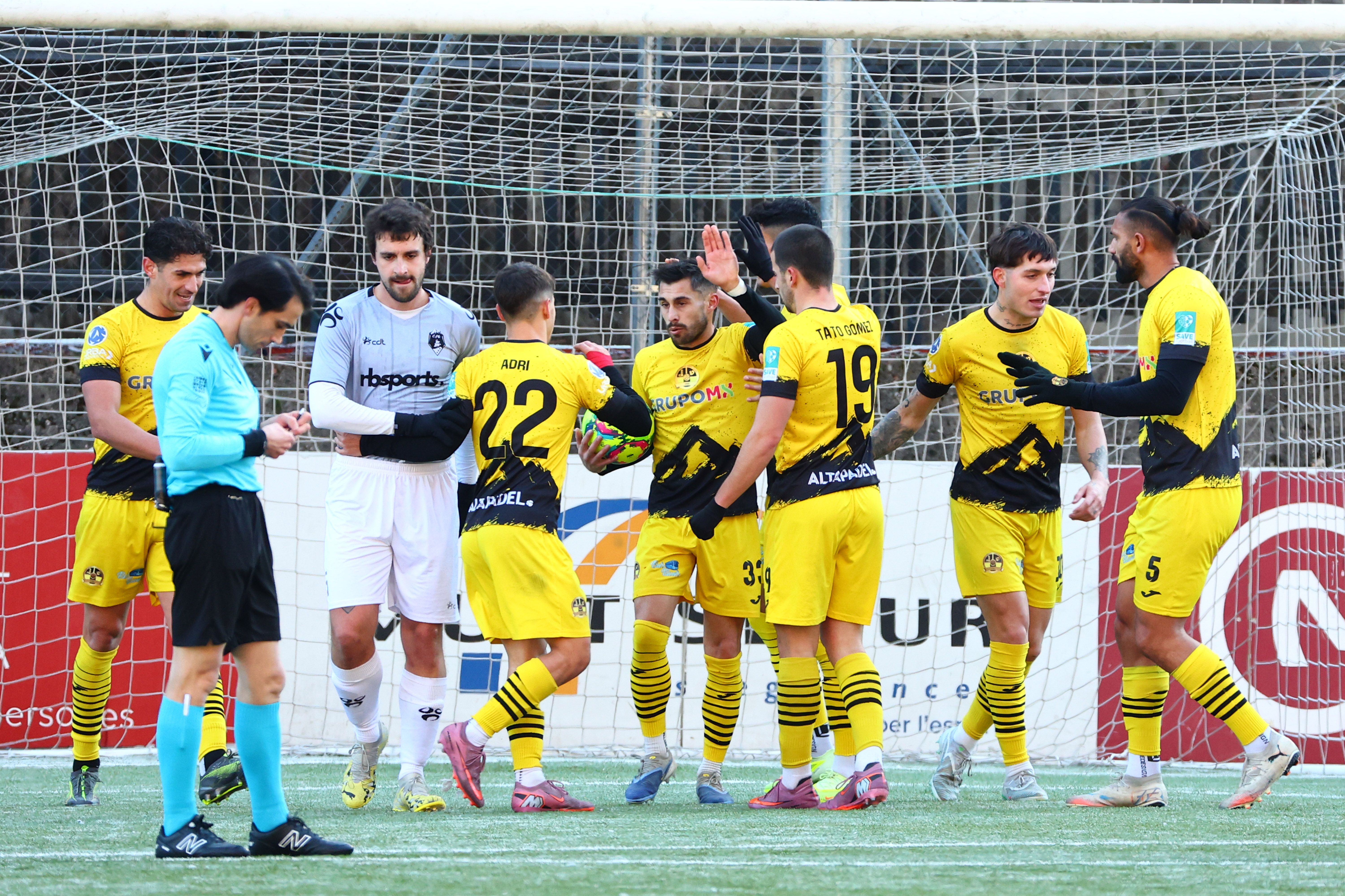 Els jugadors de la UE, celebrant un dels gols. Els jugadors de la UE, celebrant un dels gols.