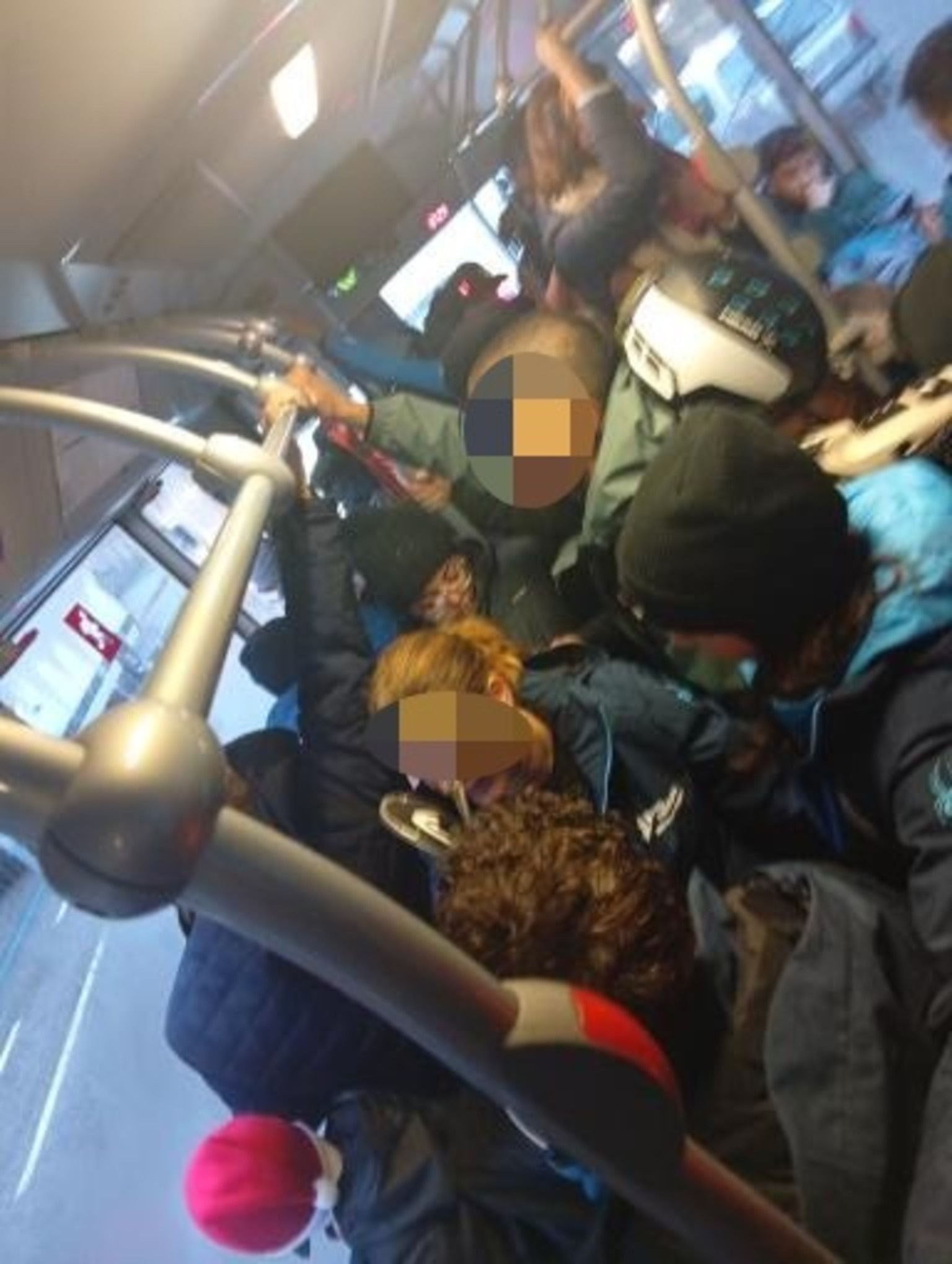 El bus ple de gom a gom aquest matí. El bus ple de gom a gom aquest matí.