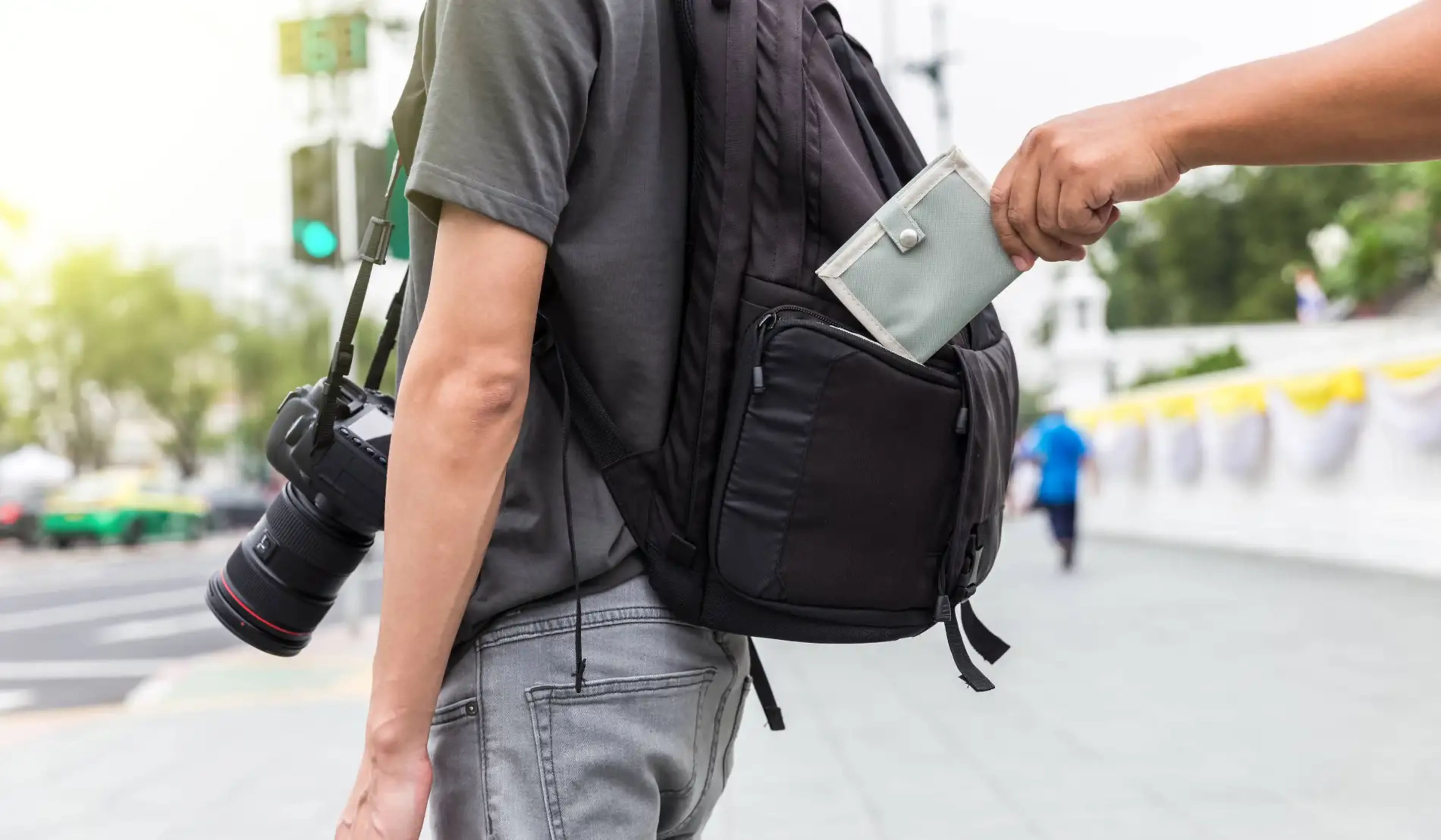 Un home en plena operació de furt d'una cartera. Un home en plena operació de furt d'una cartera.