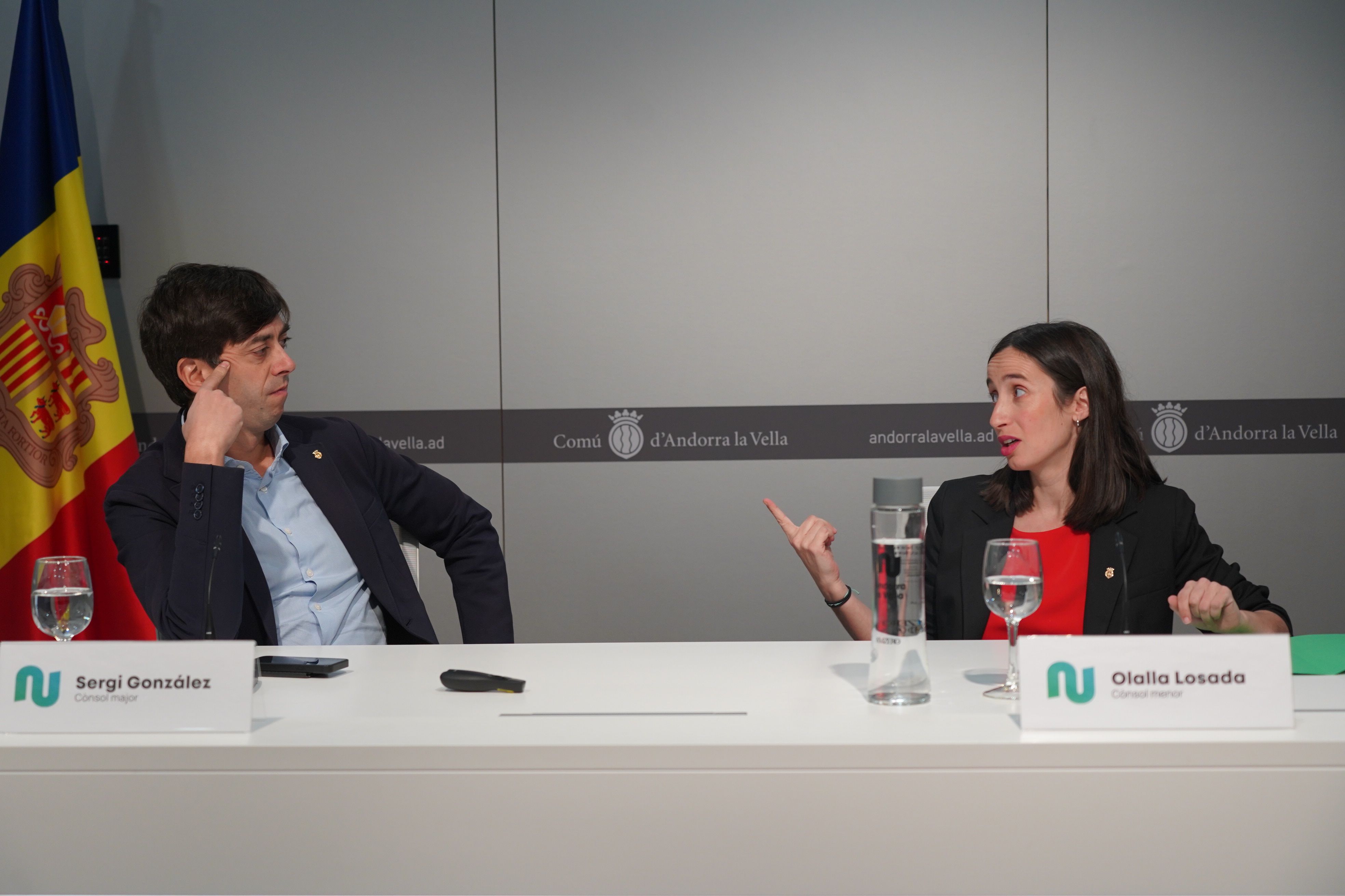 Sergi González i Olalla Losada comentant la jugada just abans d'iniciar la compareixença.