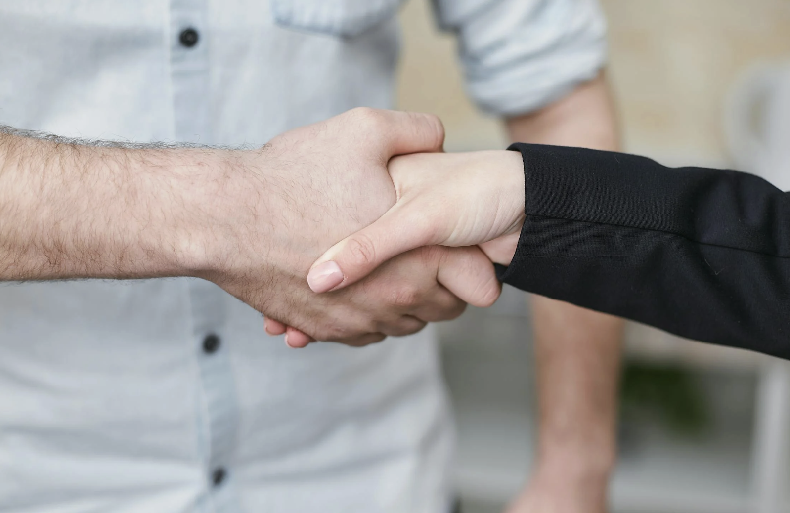 Encaixada de mans entre dues parts.