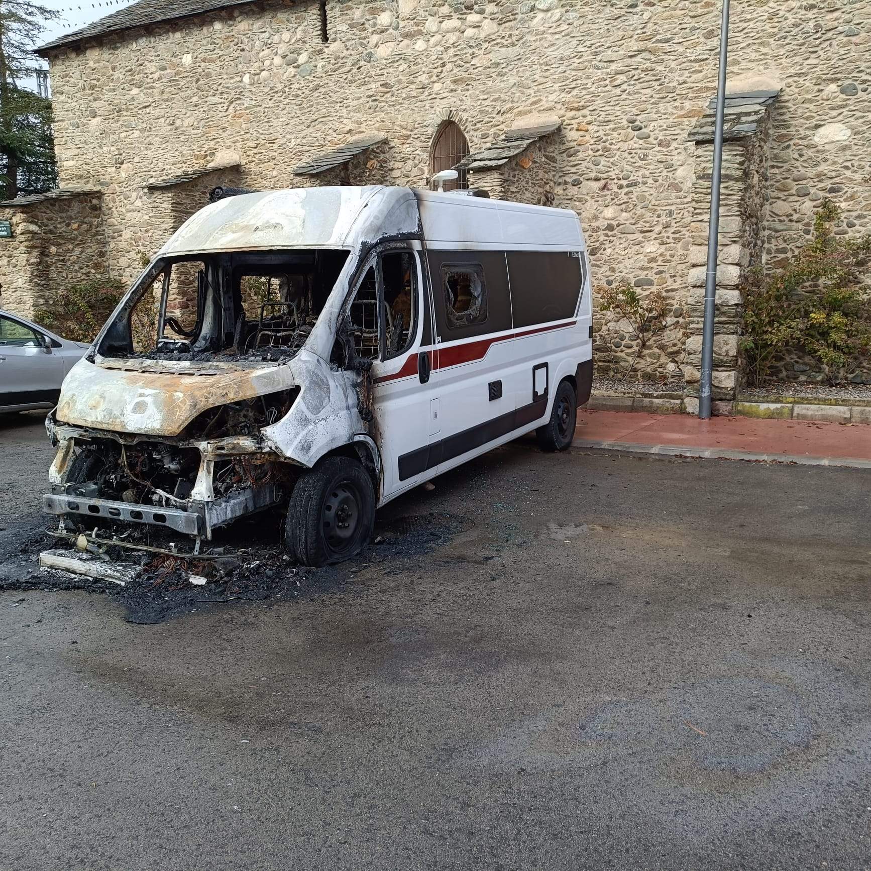 La furgoneta tipus camper cremada.