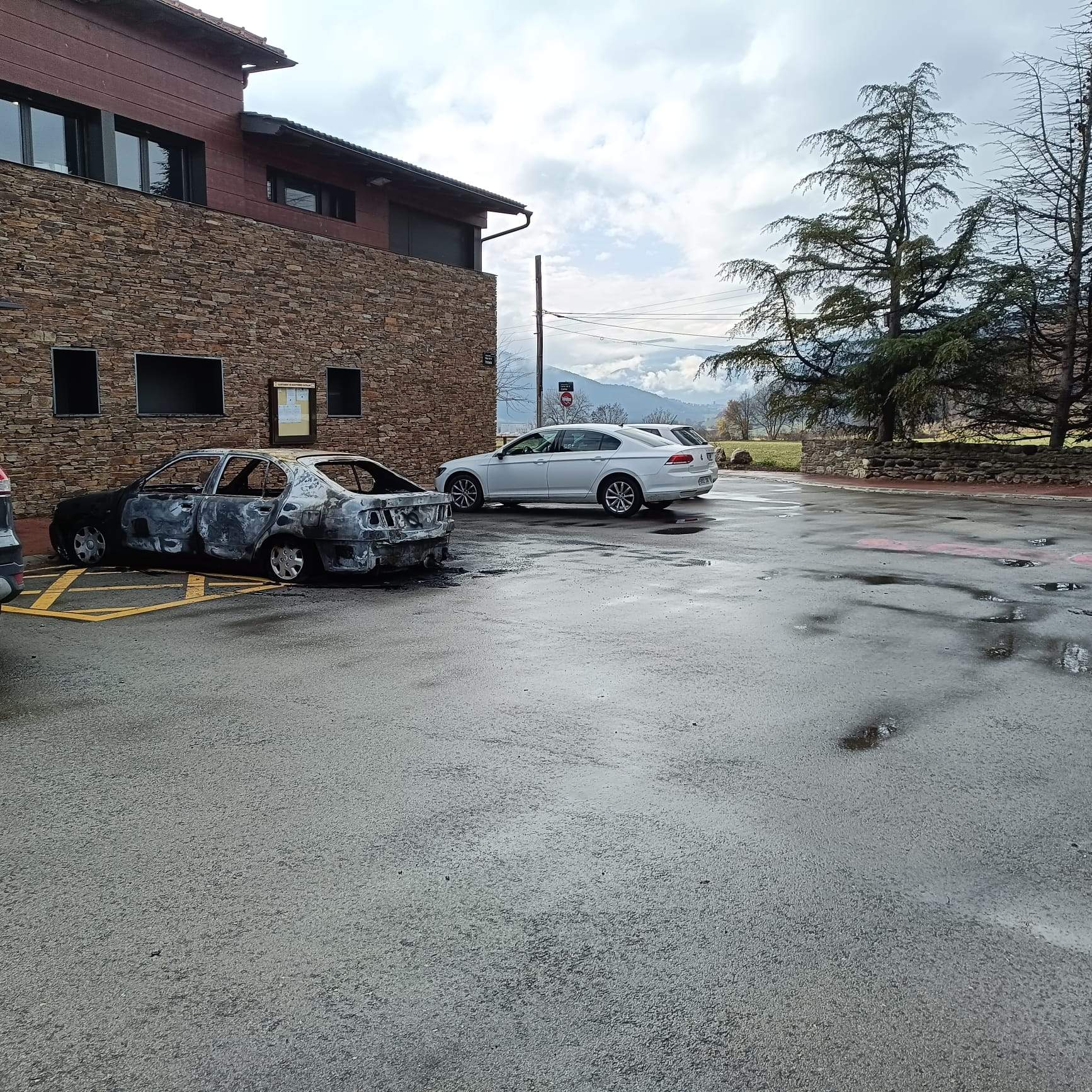 El turisme cremat en el lloc on es va incendiar. El turisme cremat en el lloc on es va incendiar.