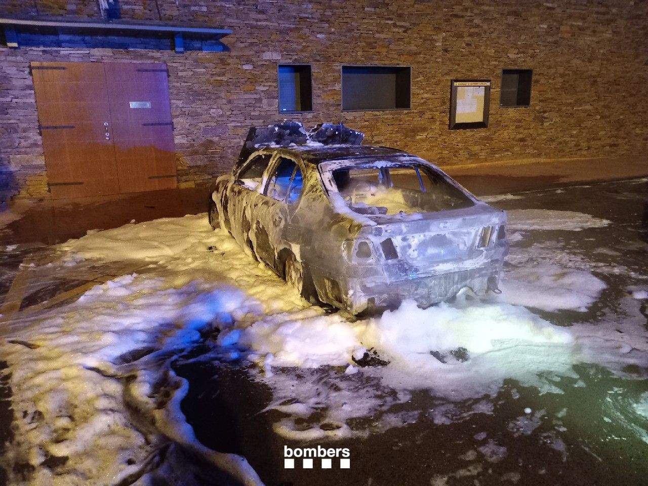 Els bombers intentant extingir un dels últims cotxes que han cremat. Els bombers intentant extingir un dels últims cotxes que han cremat.