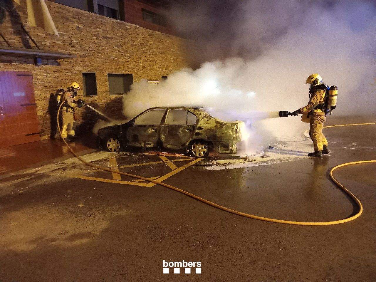 Els bombers intentant extingir un dels últims cotxes que han cremat. Els bombers intentant extingir un dels últims cotxes que han cremat.