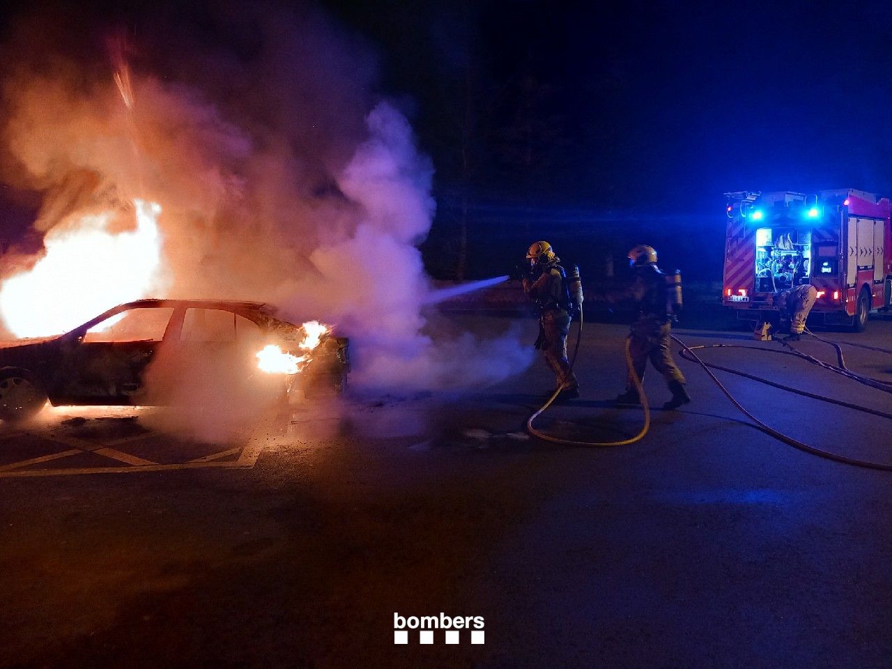 Els bombers intentant extingir un dels últims cotxes que han cremat. Els bombers intentant extingir un dels últims cotxes que han cremat.