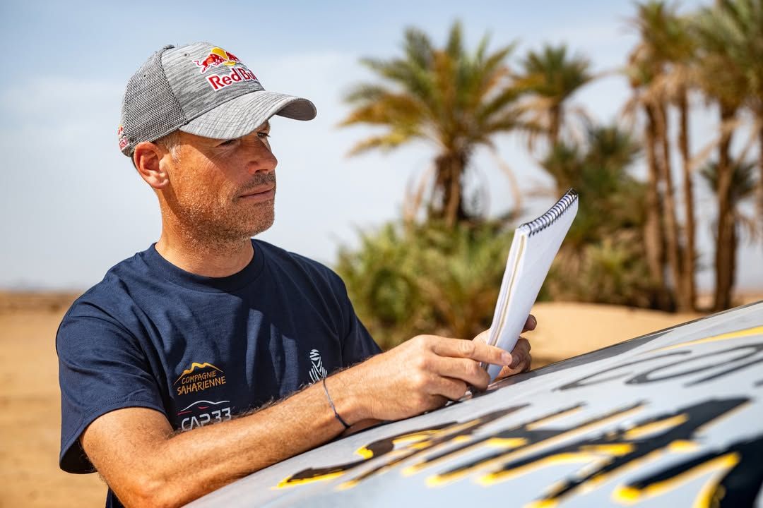 Baumel, en una imatge d'arxiu examinant el traçat.