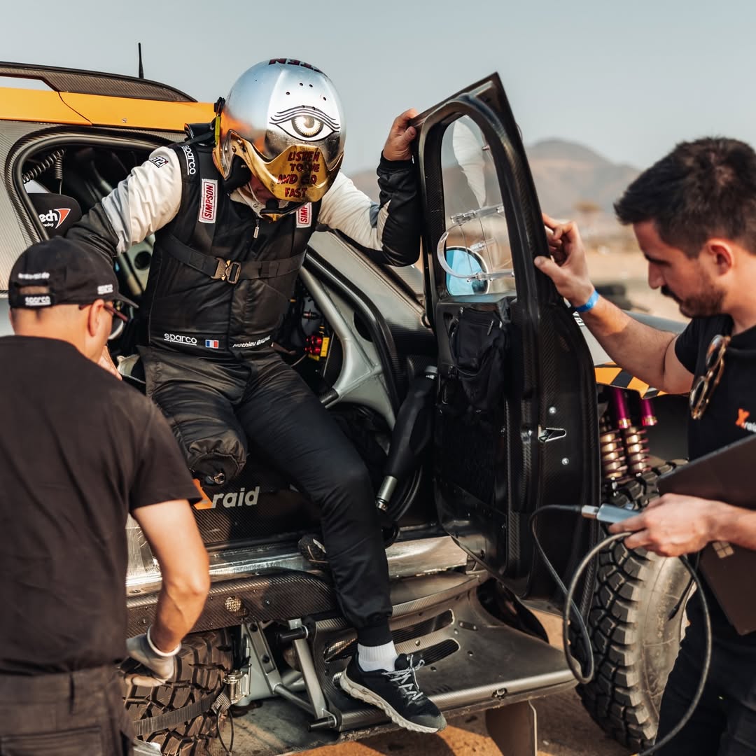 Baumel, sortint del cotxe de ral·lis sense pròtesi.