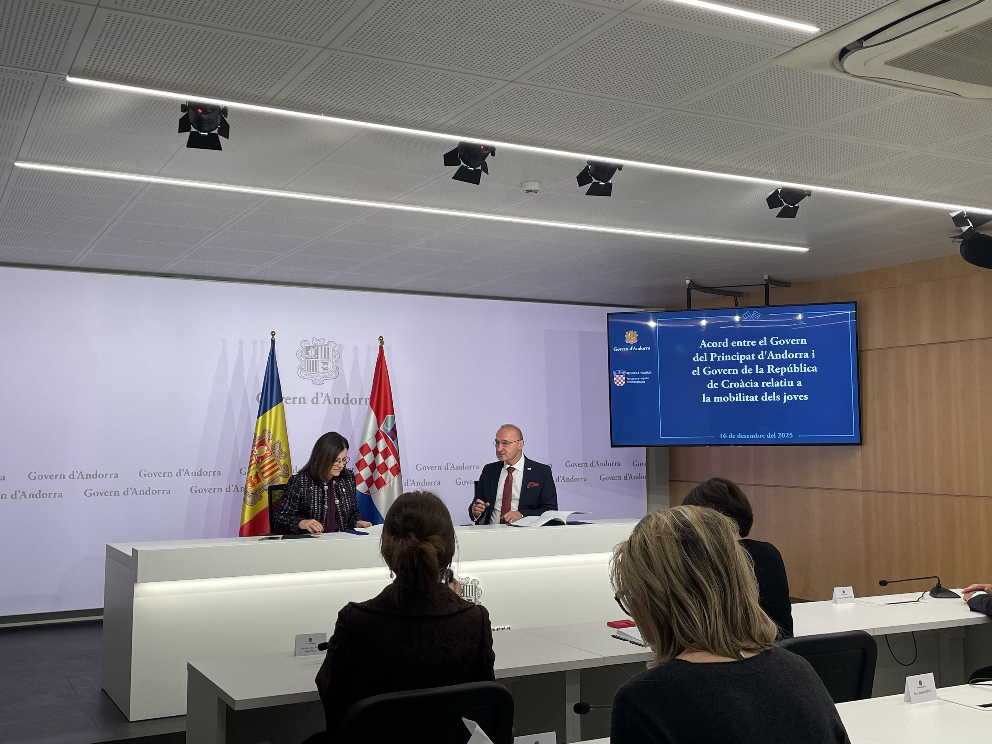 Imma Tor i Gordan Grlić durant la signatura del conveni. Imma Tor i Gordan Grlić durant la signatura del conveni.