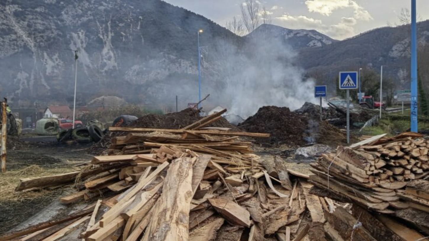 La rotonda de Sabart, a Tarascó, és el punt on es troben els agricultors. La rotonda de Sabart, a Tarascó, és el punt on es troben els agricultors.