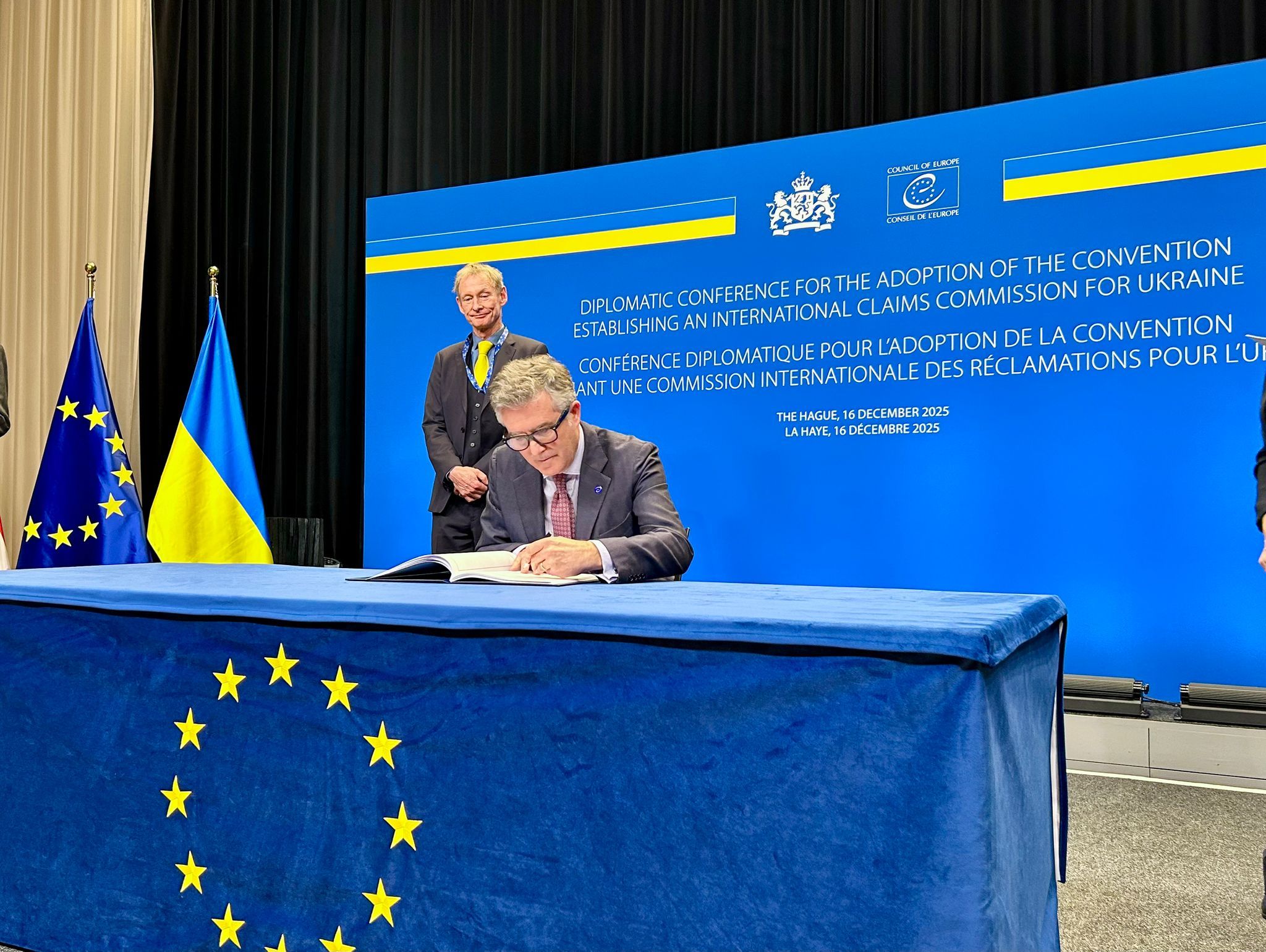 Vicenç Mateu signant el conveni.