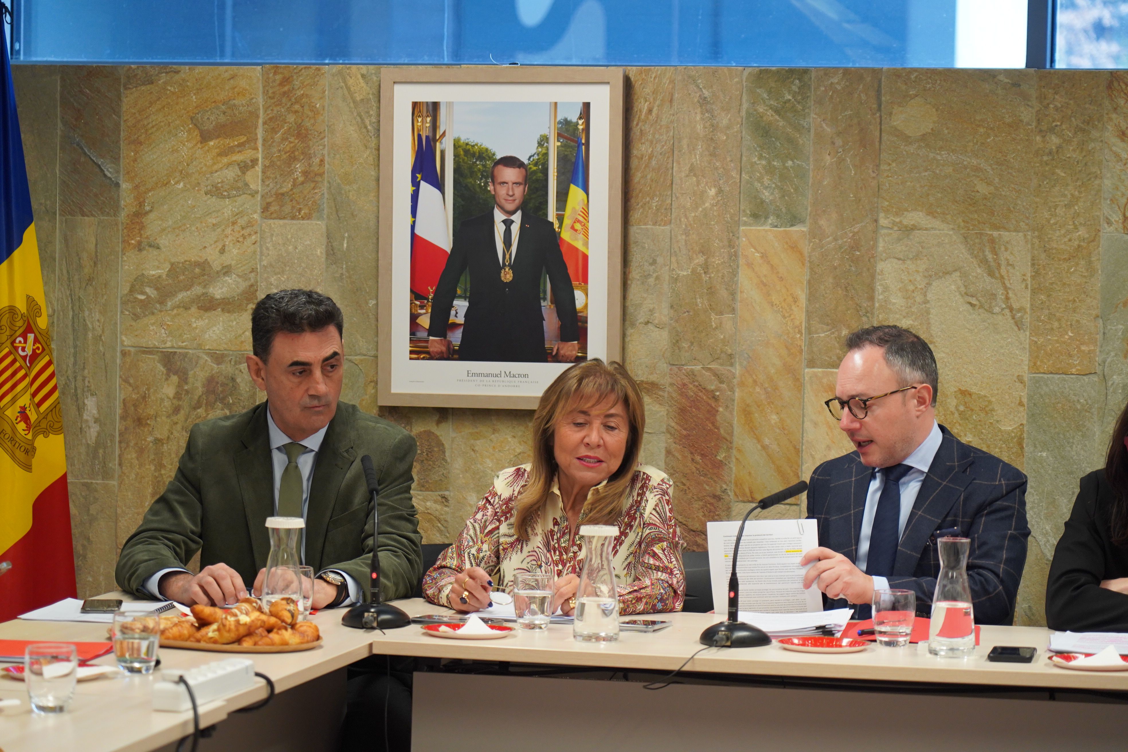 El ministre Raul Ferré, la ministra Conxita Marsol i el cap de Govern, Xavier Espot, durant l'esmorzar amb la premsa. El ministre Raul Ferré, la ministra Conxita Marsol i el cap de Govern, Xavier Espot, durant l'esmorzar amb la premsa.