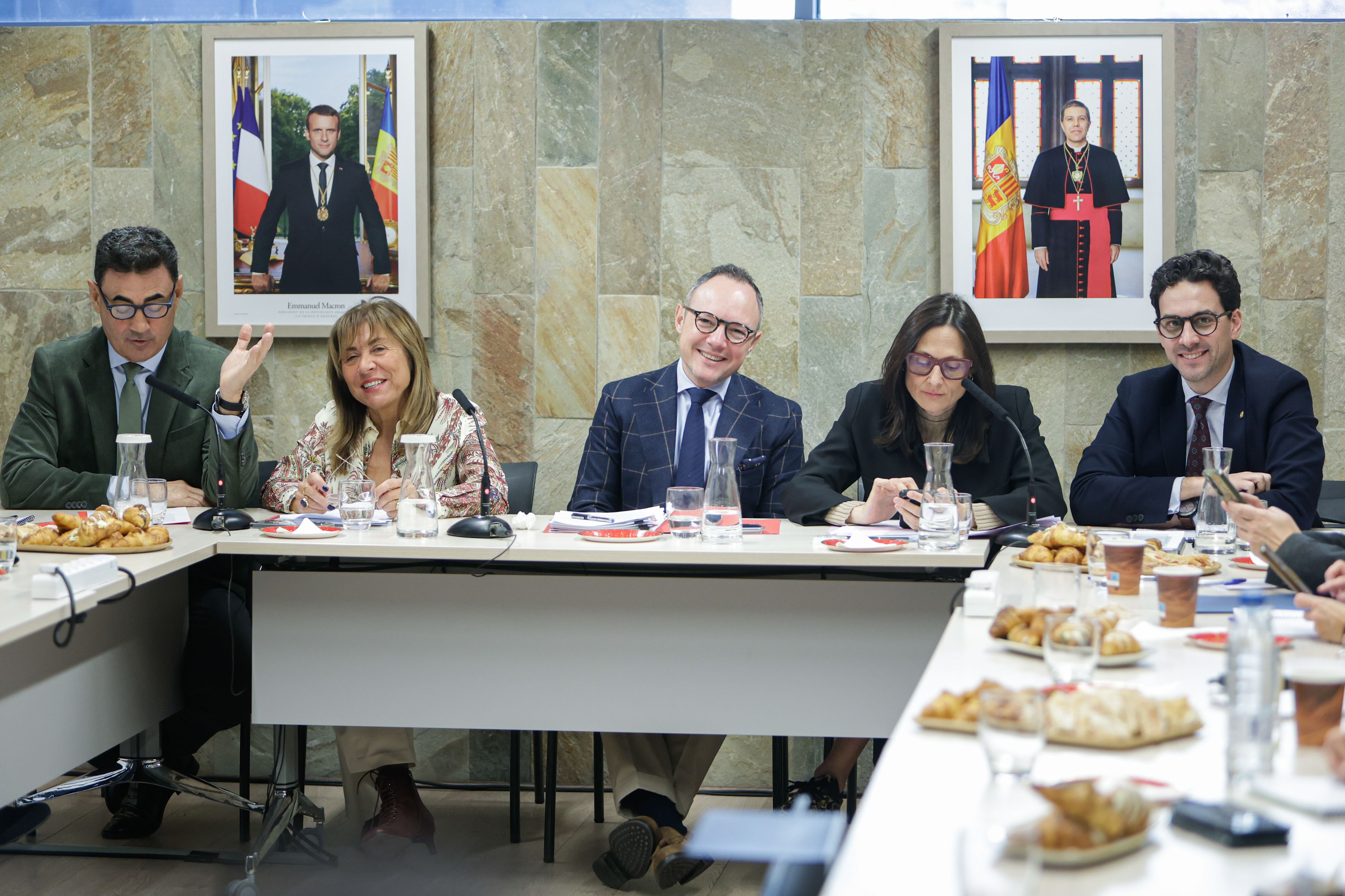 El cap de Govern i els ministres durant l'esmorzar amb la premsa. El cap de Govern i els ministres durant l'esmorzar amb la premsa.