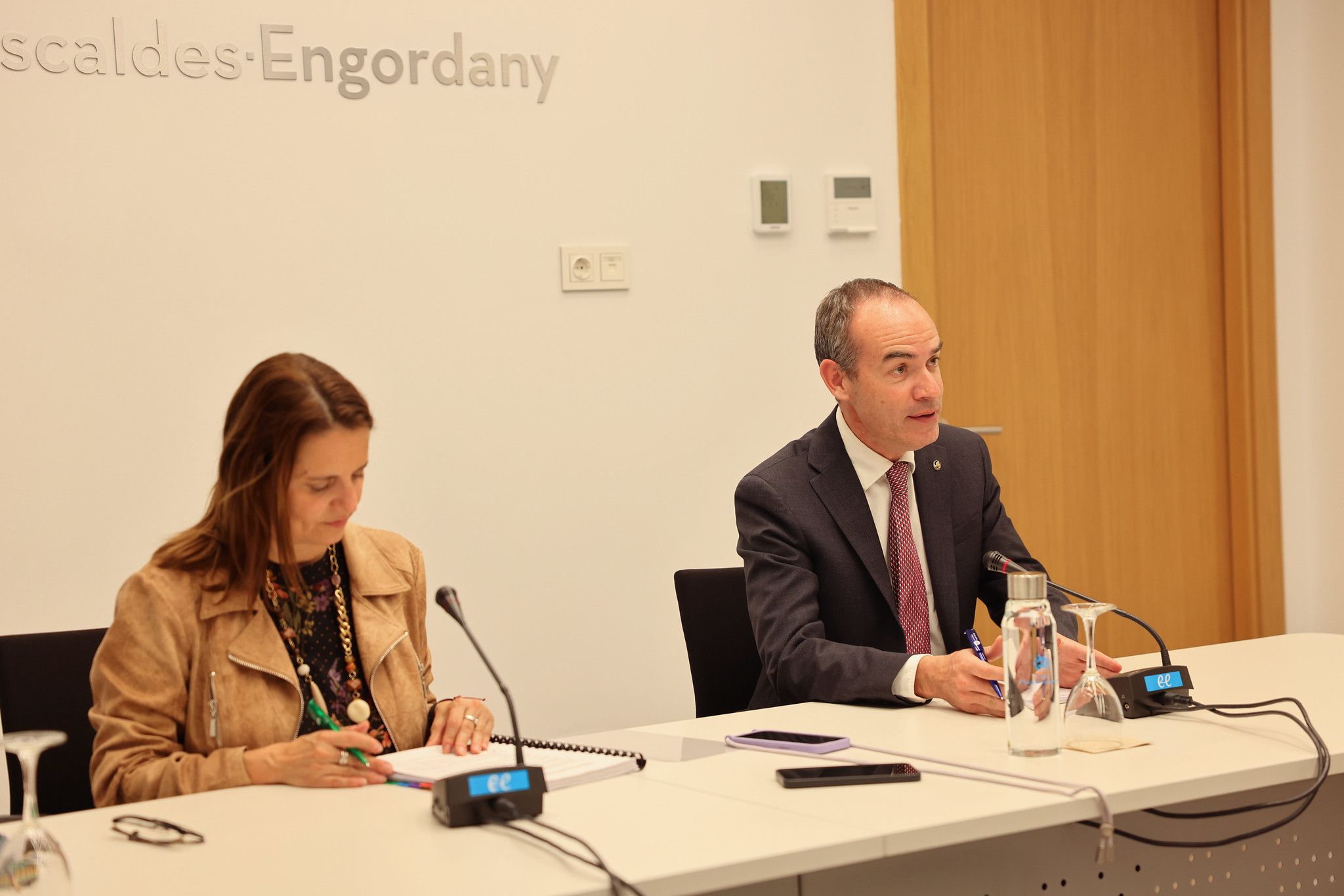 Rosa Gili i Jordi Alcobé durant la roda de premsa posterior a la reunió de cònsols. // Comú Escaldes Rosa Gili i Jordi Alcobé durant la roda de premsa posterior a la reunió de cònsols. // Comú Escaldes