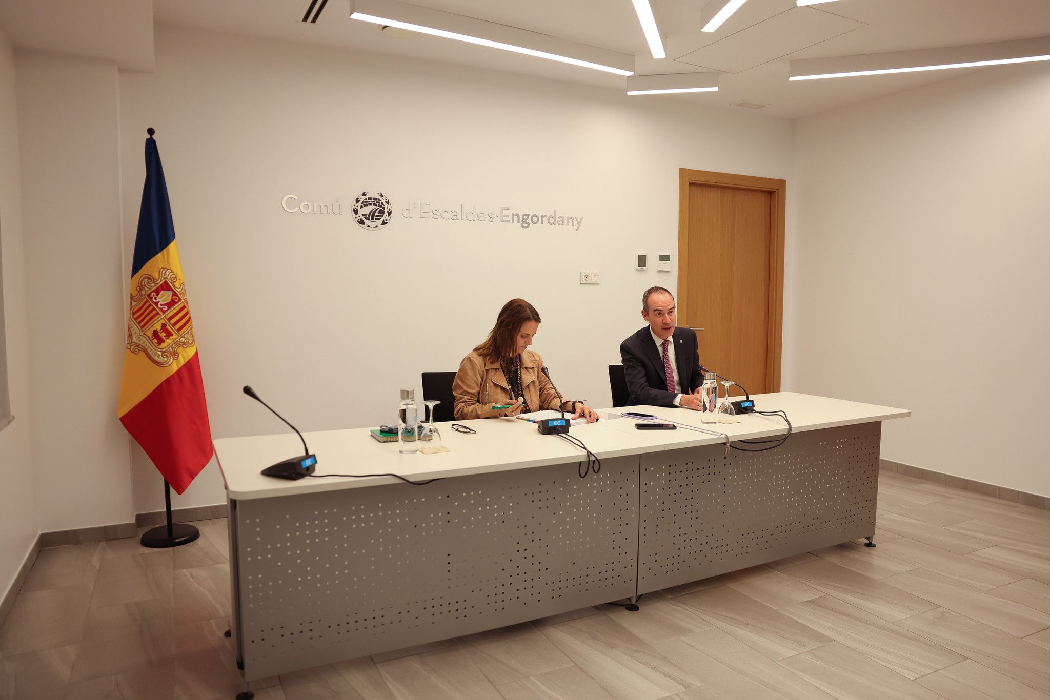 Rosa Gili i Jordi Alcobé en la roda de premsa posterior a la reunió de cònsols.