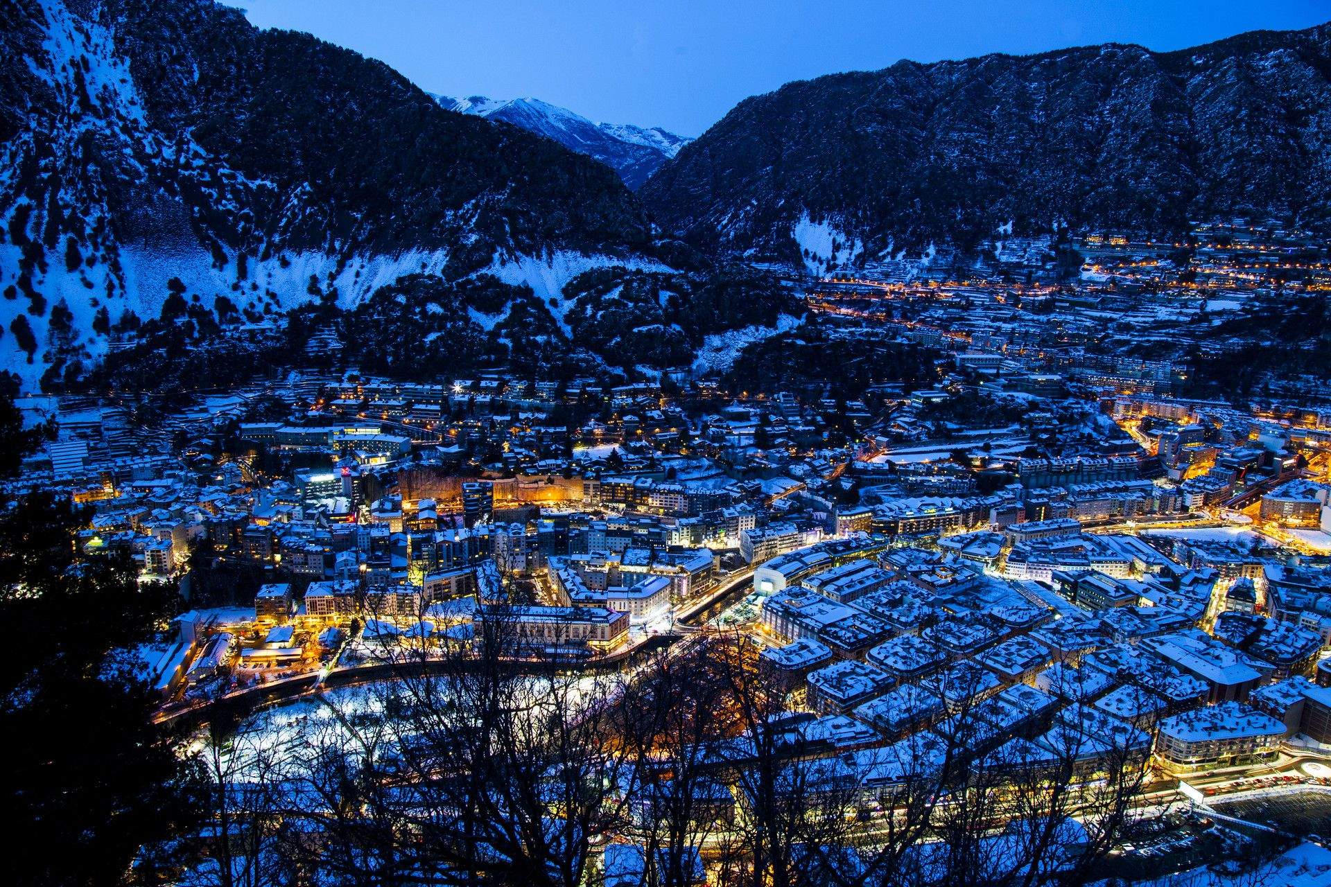 Andorra la Vella suspèn temporalment nous rètols lluminosos. Andorra la Vella suspèn temporalment nous rètols lluminosos.