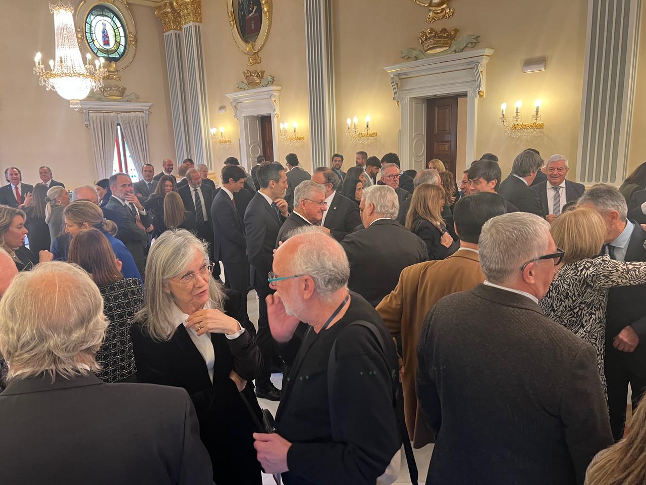 Assistents a una recepció que ha estat especialment concorreguda. Assistents a una recepció que ha estat especialment concorreguda.