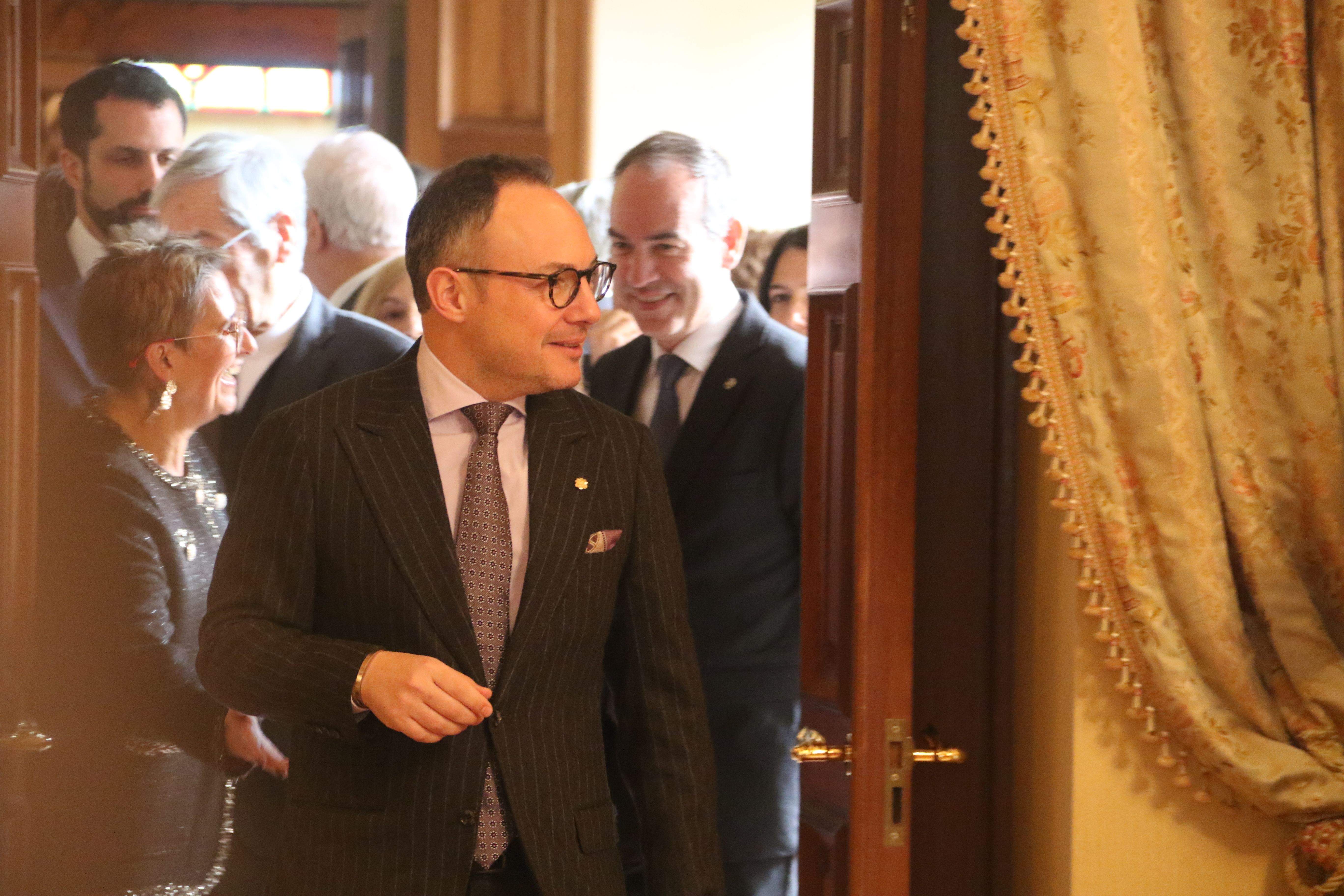 Xavier Espot accedint a la sala per saludar el bisbe Copríncep. Xavier Espot accedint a la sala per saludar el bisbe Copríncep.