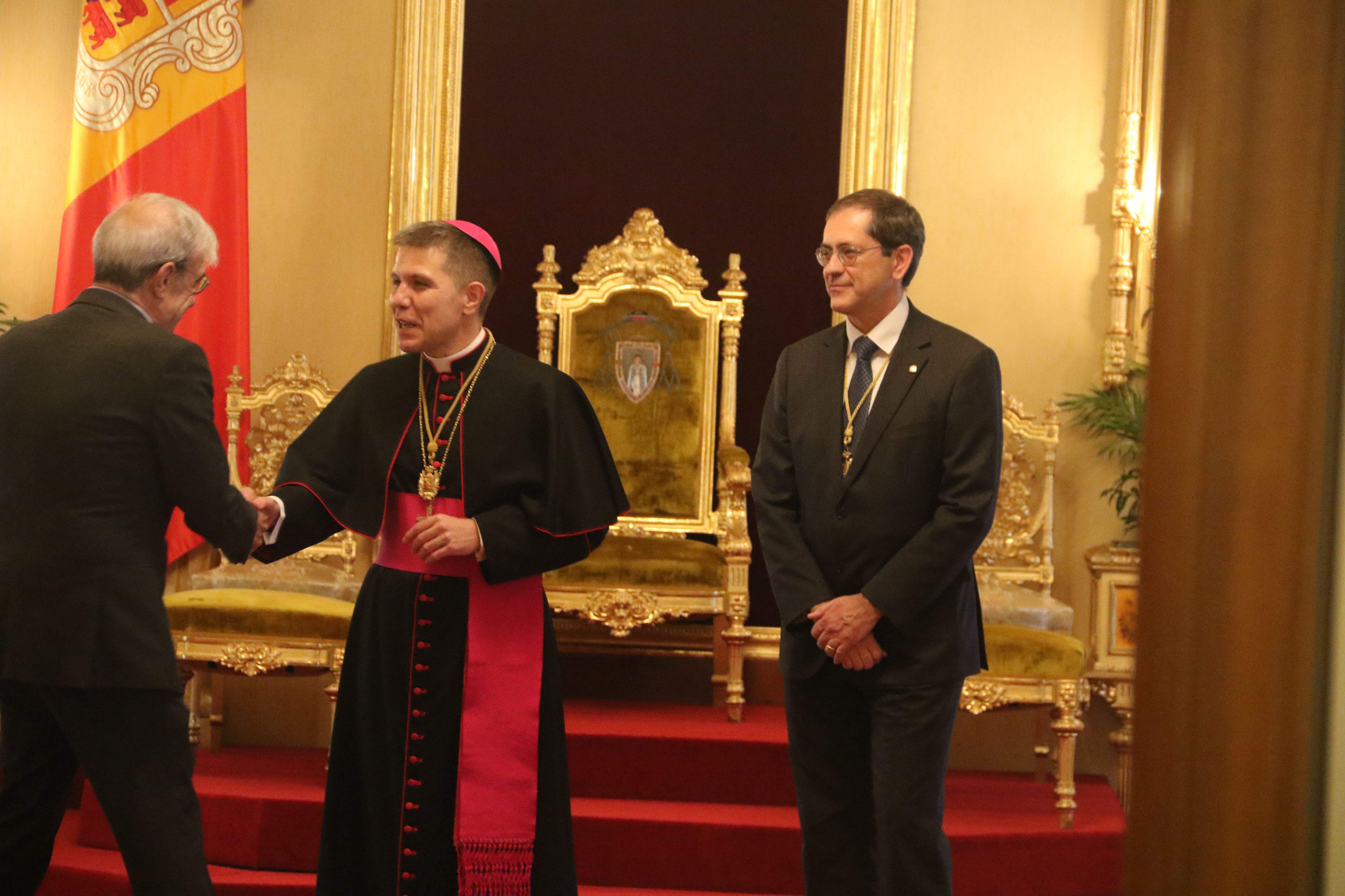 Josep-Lluís Serrano Pentinat saludant Ladislau Baró. Josep-Lluís Serrano Pentinat saludant Ladislau Baró.