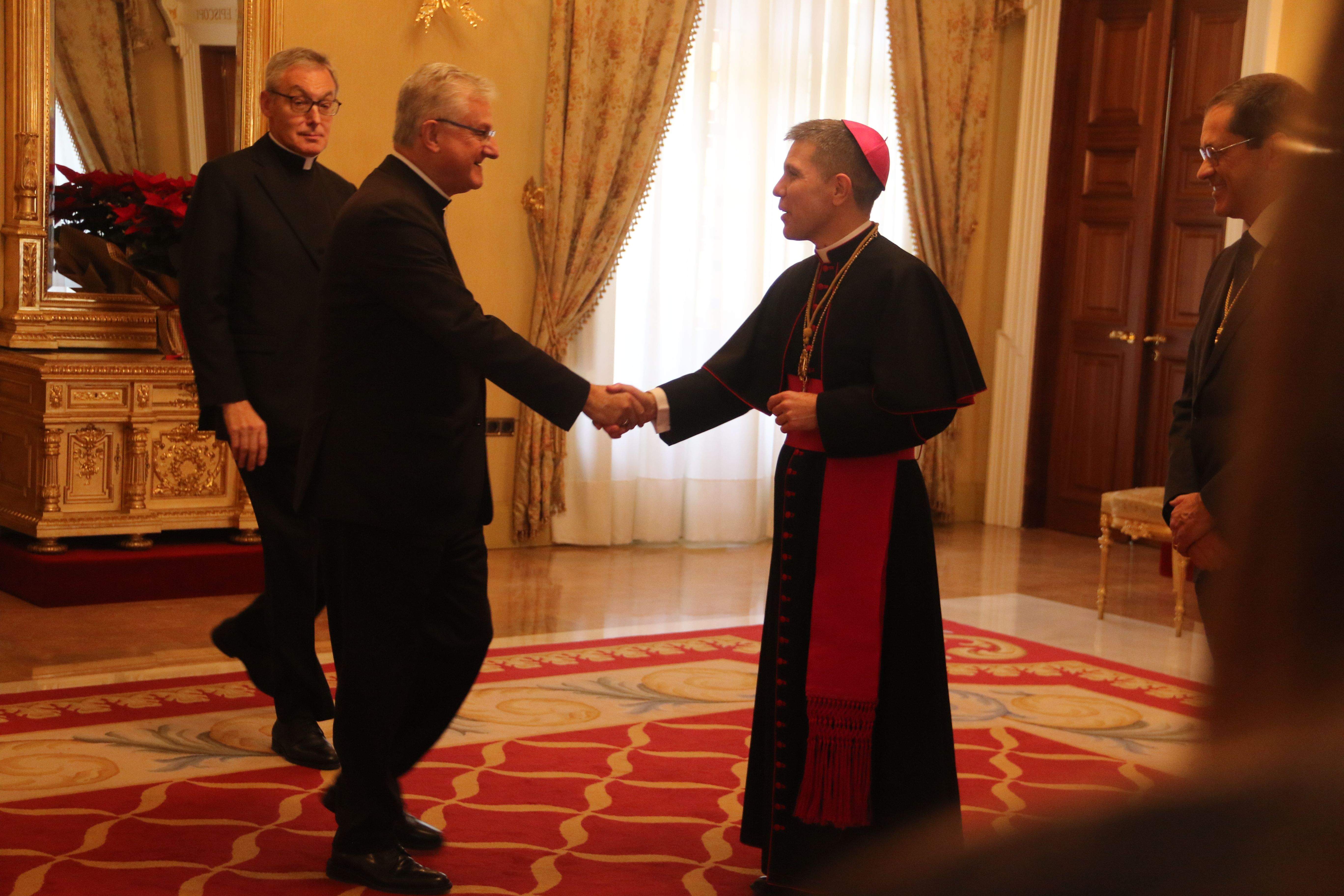 El Copríncep bisbe saluda l'arquebisbe emèrit. El Copríncep bisbe saluda l'arquebisbe emèrit.