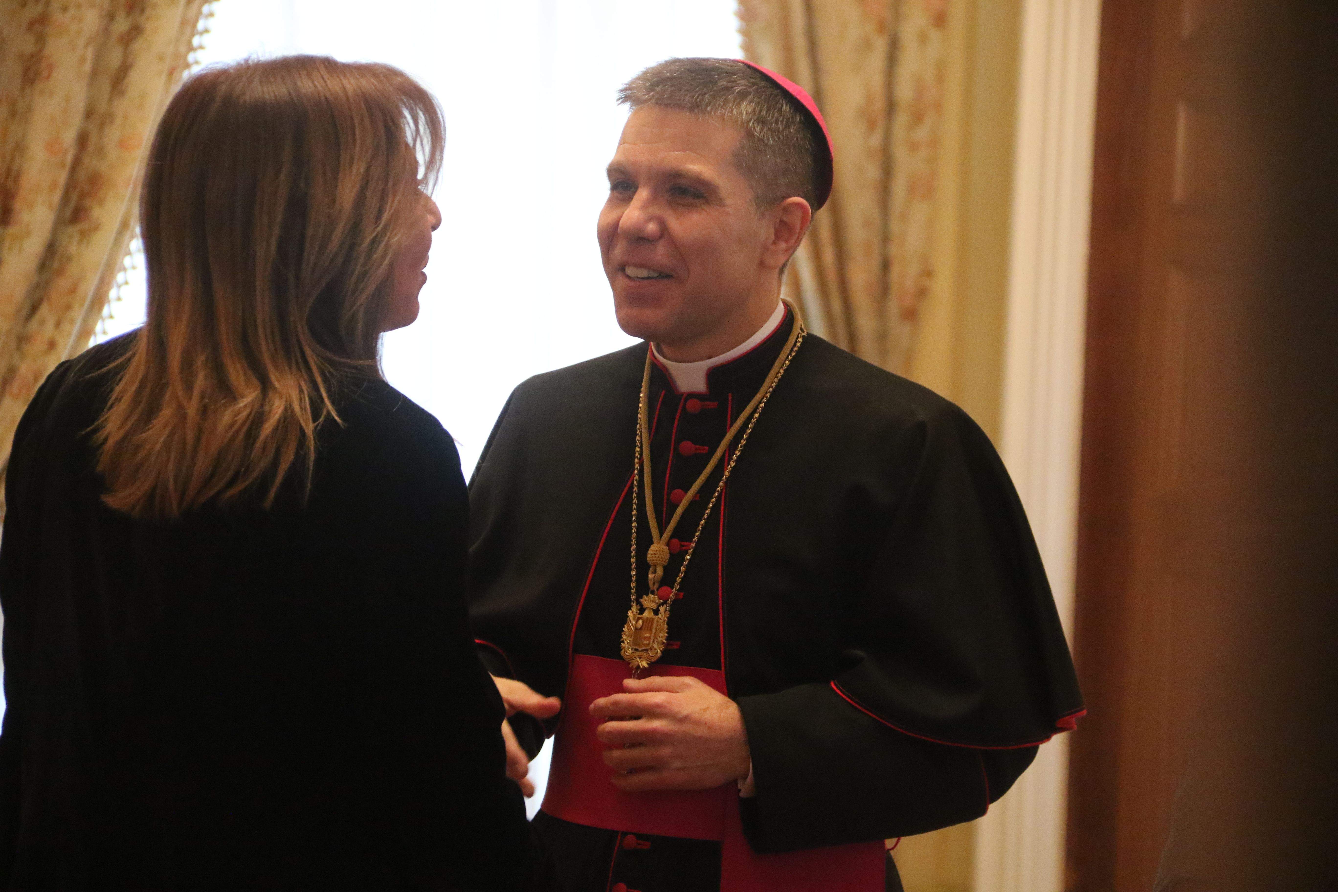 Josep-Lluís Serrano saludant Conxita Marsol. Josep-Lluís Serrano saludant Conxita Marsol.