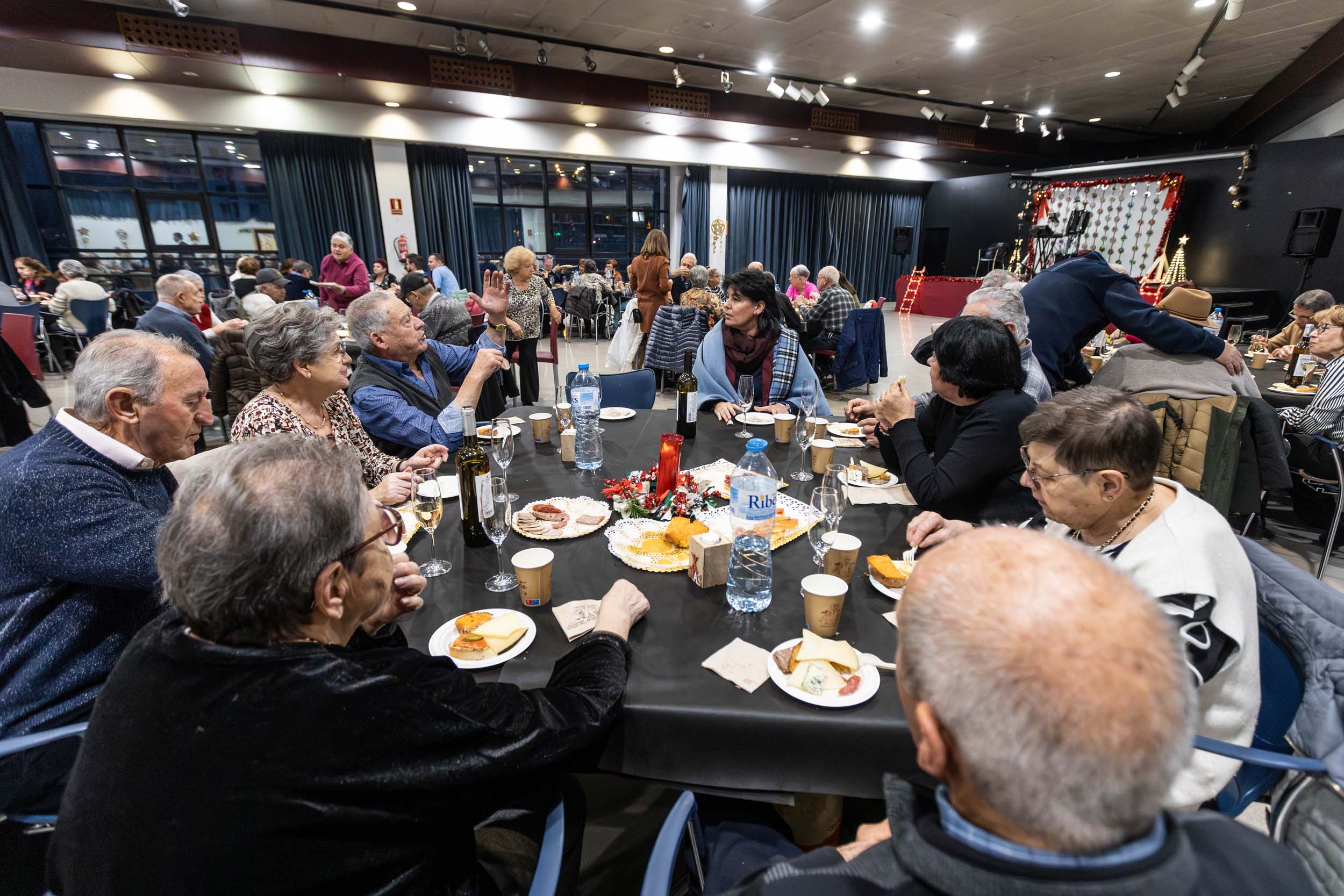 Els cònsols de la Massana celebren el berenar de Nadal amb els padrins de la parròquia.