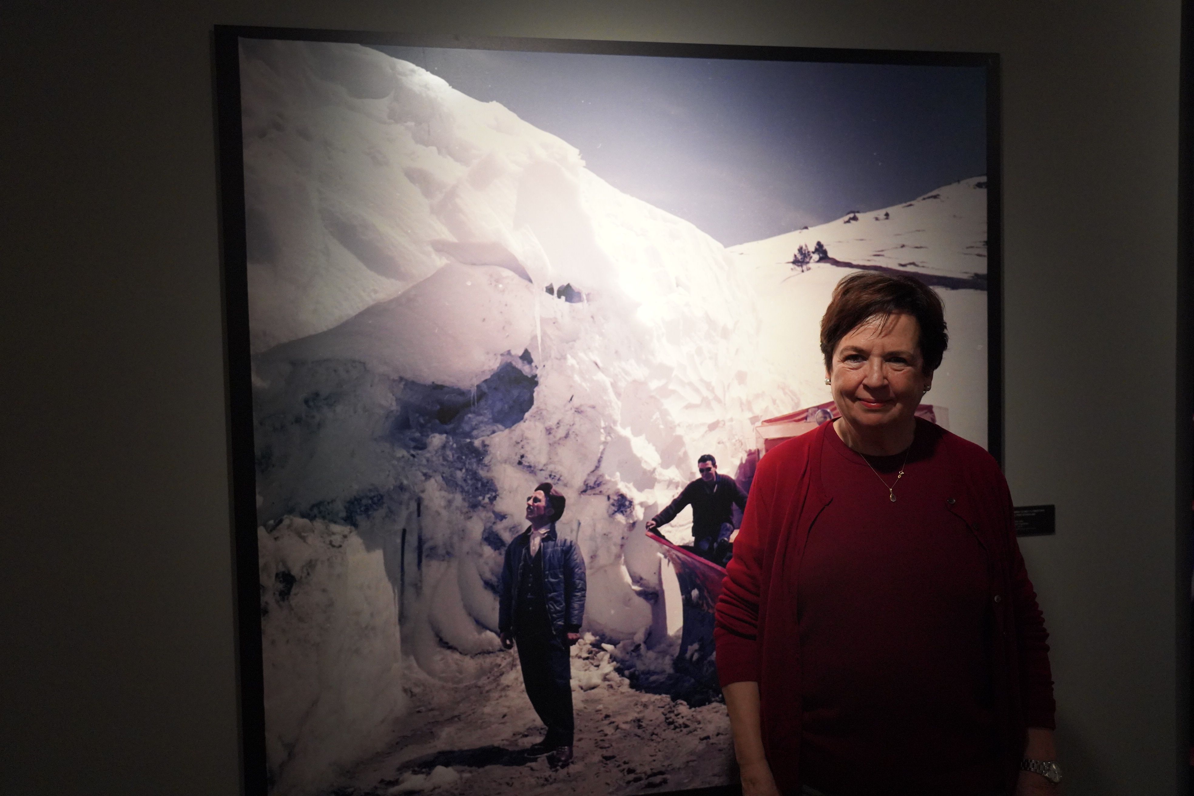 Mora a la Sala d’Exposicions de Govern al costat d’una imatge on apareix Andreu Claret. Mora a la Sala d’Exposicions de Govern al costat d’una imatge on apareix Andreu Claret.