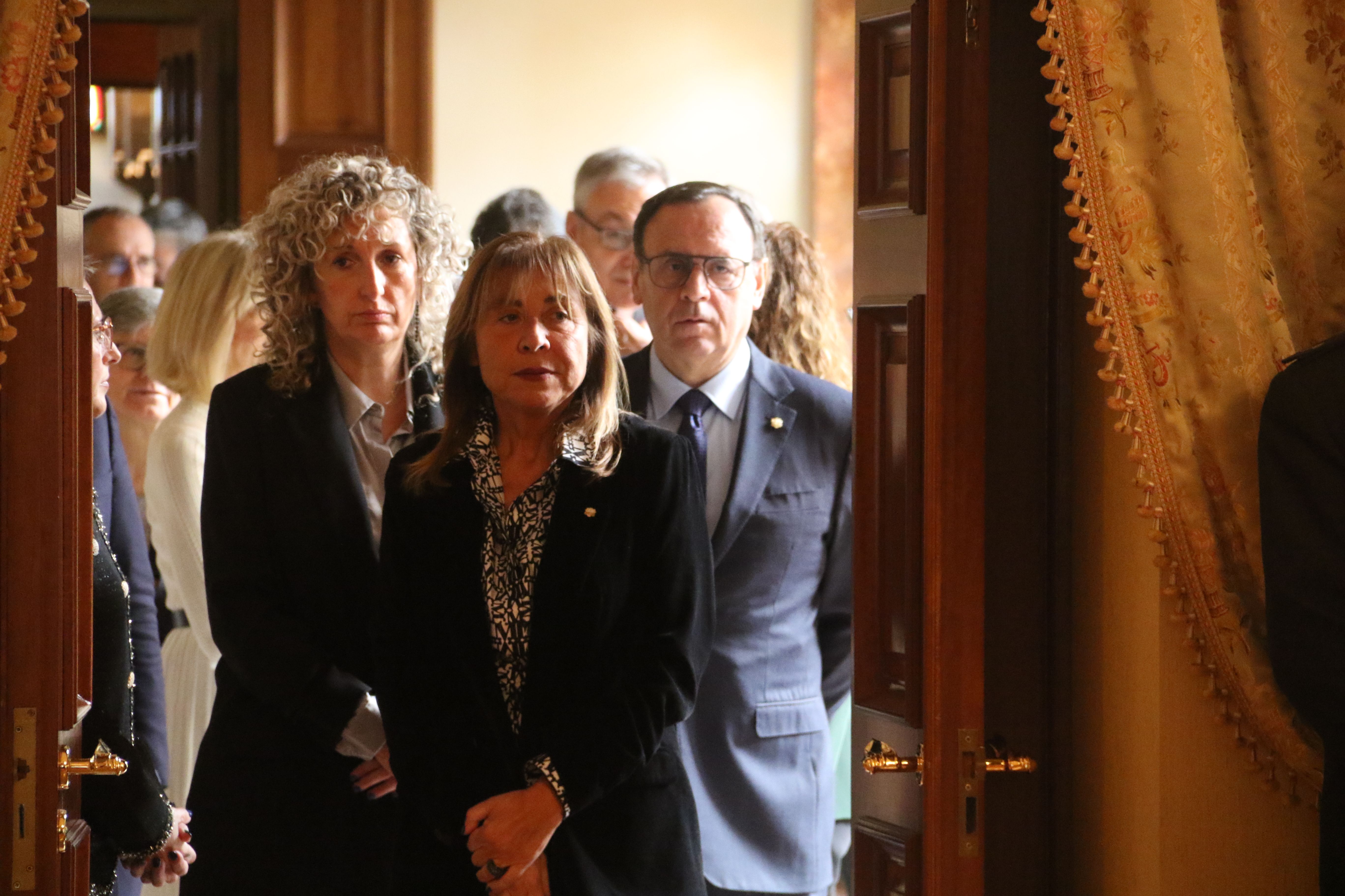 Conxita Marsol esperant per saludar aquest migdia al bisbe situada per davant dels parlamentaris Jordi Jordana i Carol Puig. Conxita Marsol esperant per saludar aquest migdia al bisbe situada per davant dels parlamentaris Jordi Jordana i Carol Puig.