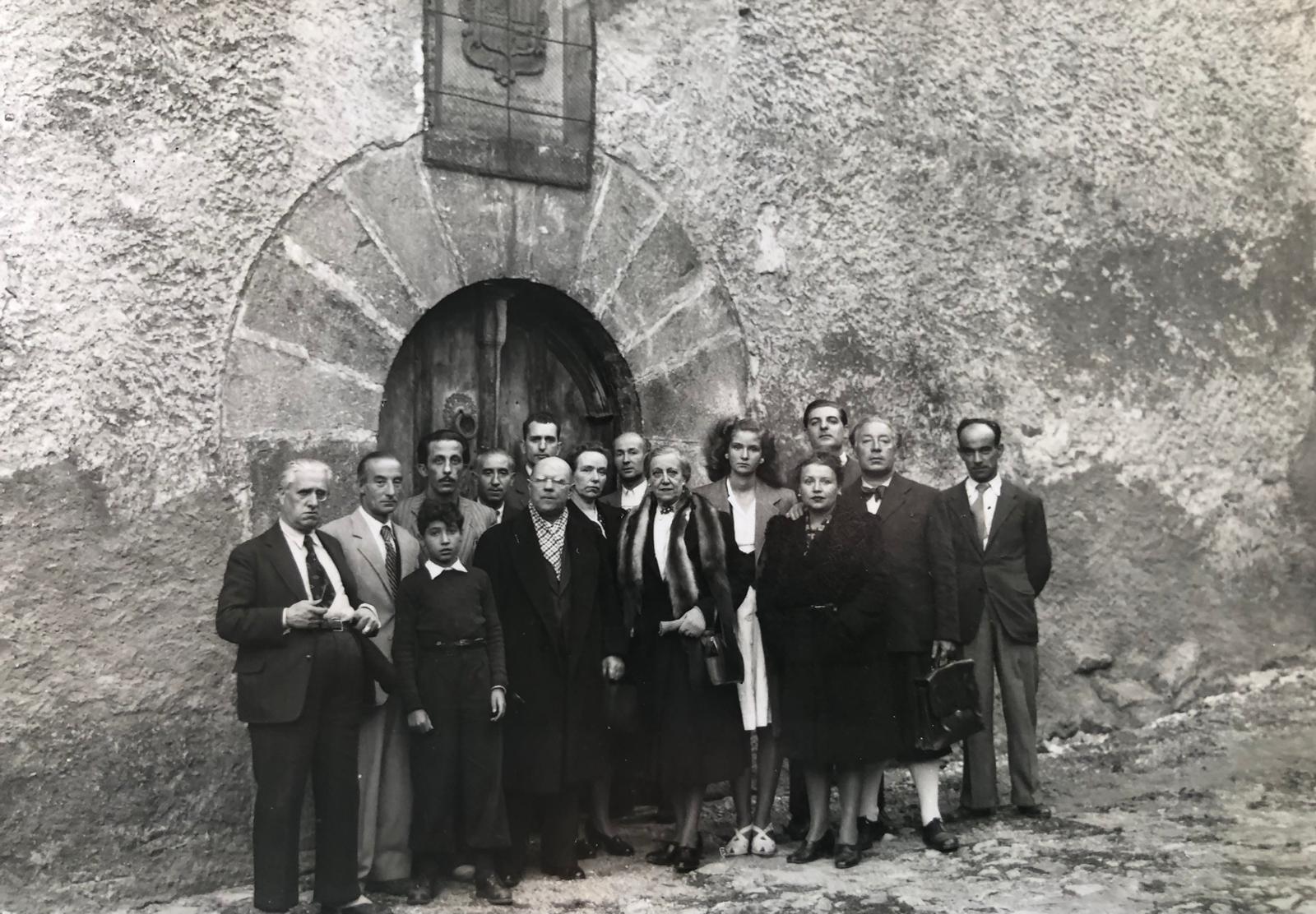 Pau Casals davant la Casa de la Vall envoltat d’amics i família.