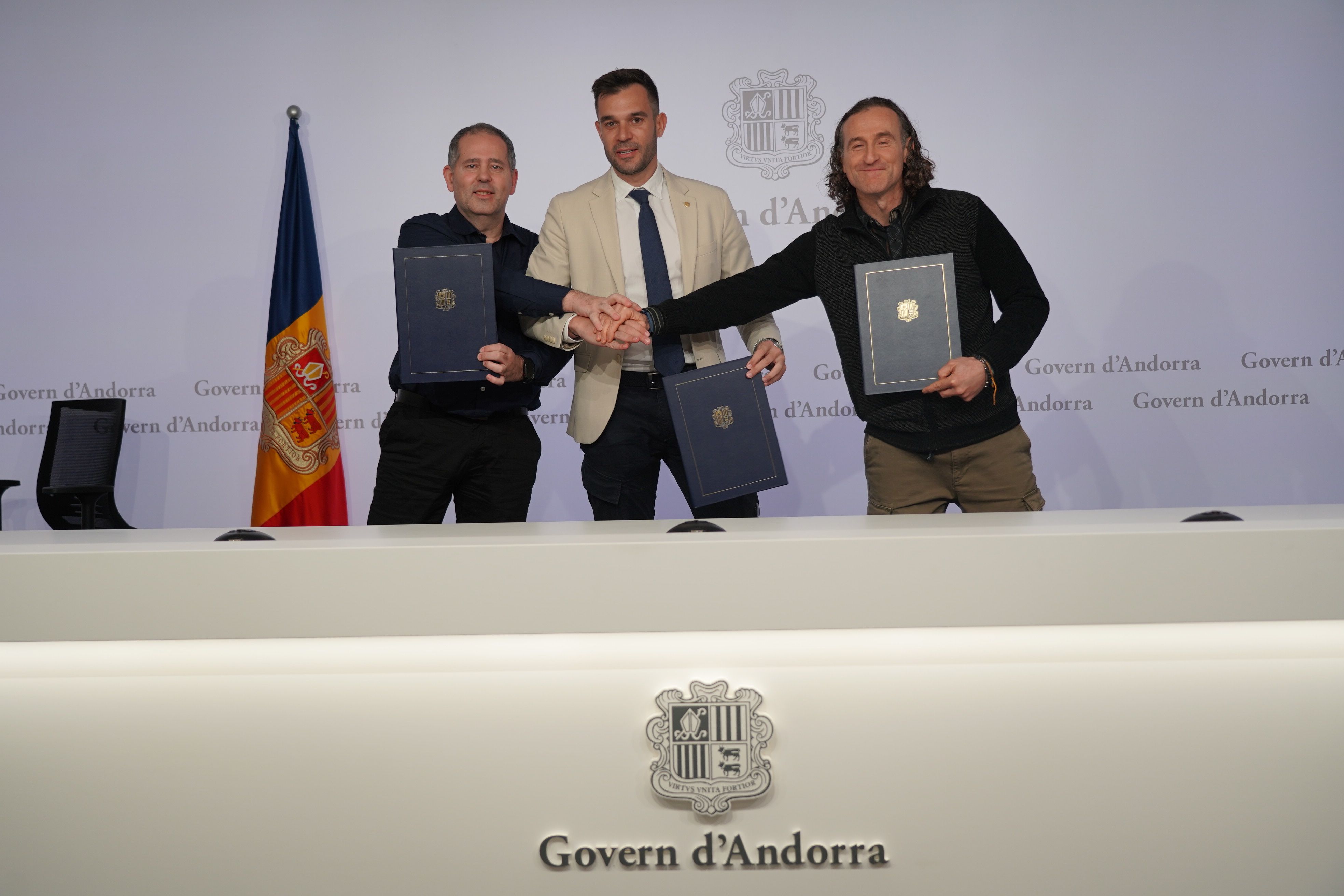 Víctor Ambor, David Forné i Armand Godoy després de signar el conveni. Víctor Ambor, David Forné i Armand Godoy després de signar el conveni.