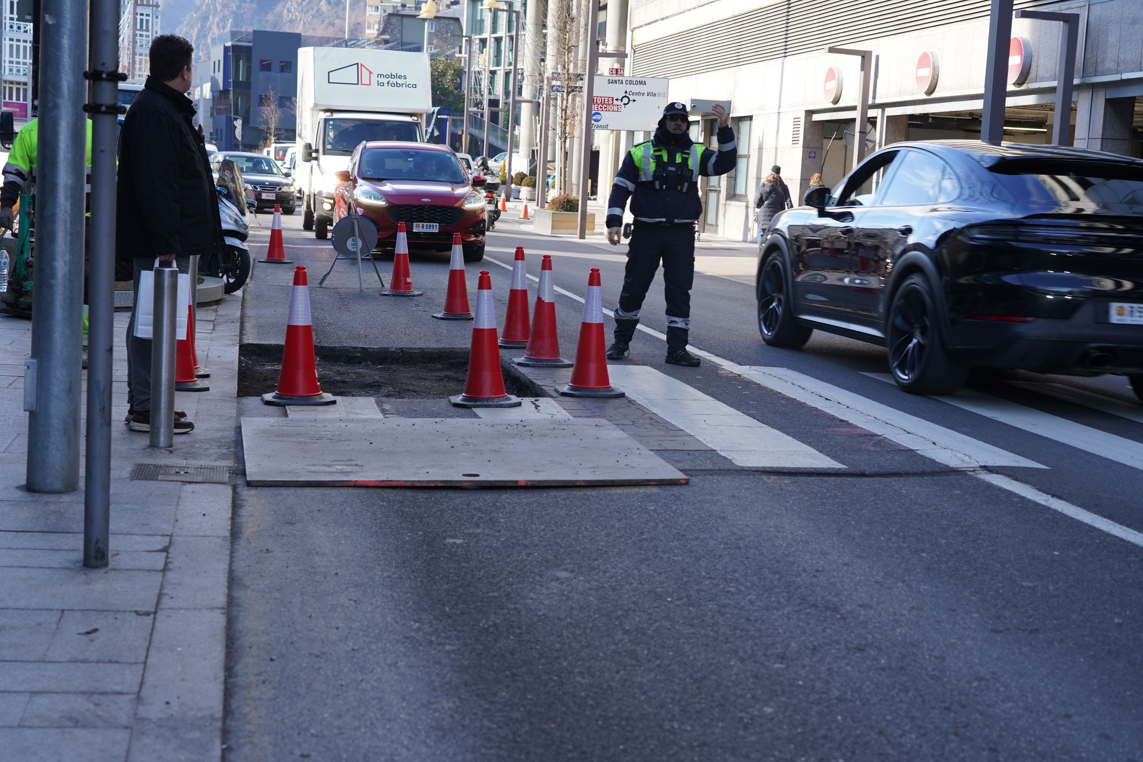 L'actuació que s'està fent a Prat de la Creu i que afecta el normal funcionament de la circulació. L'actuació que s'està fent a Prat de la Creu i que afecta el normal funcionament de la circulació.