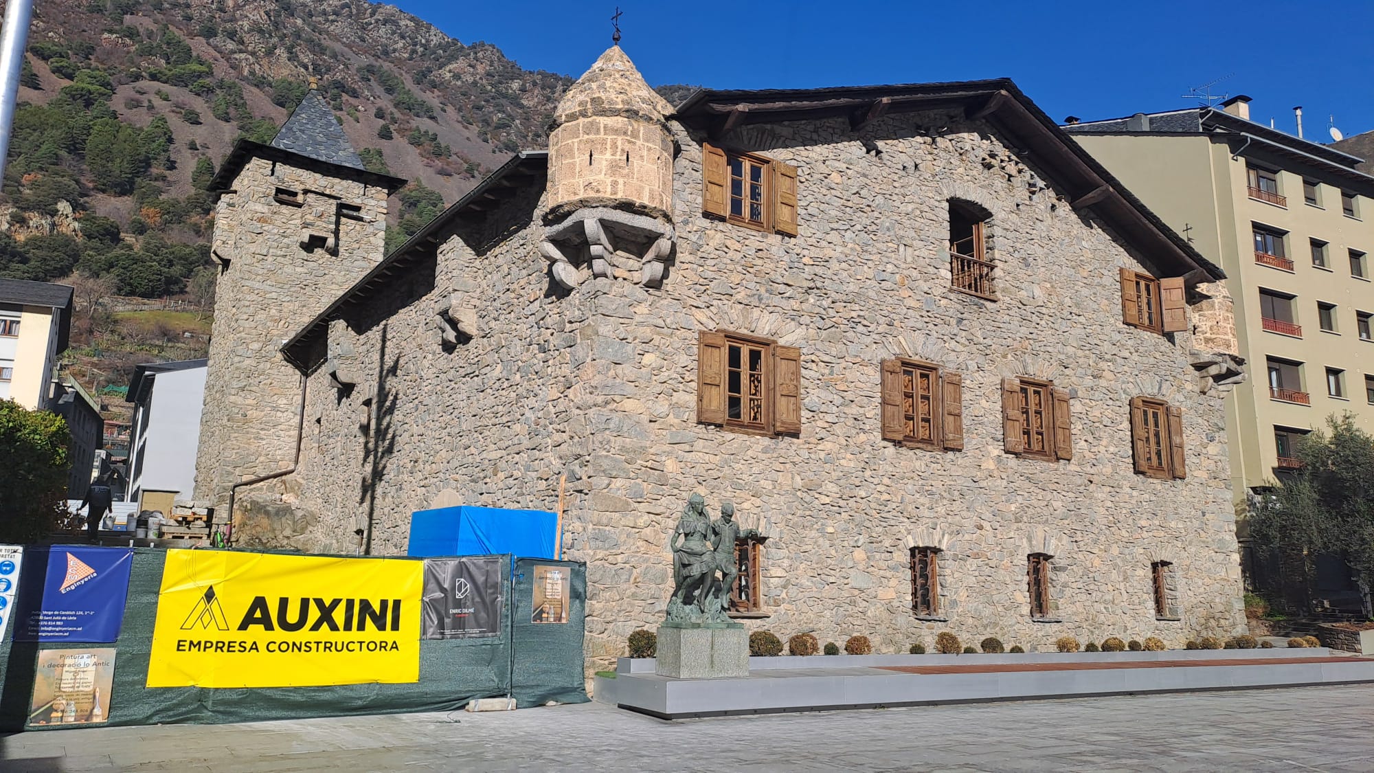 Casa de la Vall, encara amb els cartells de les obres que es fan als entorns.