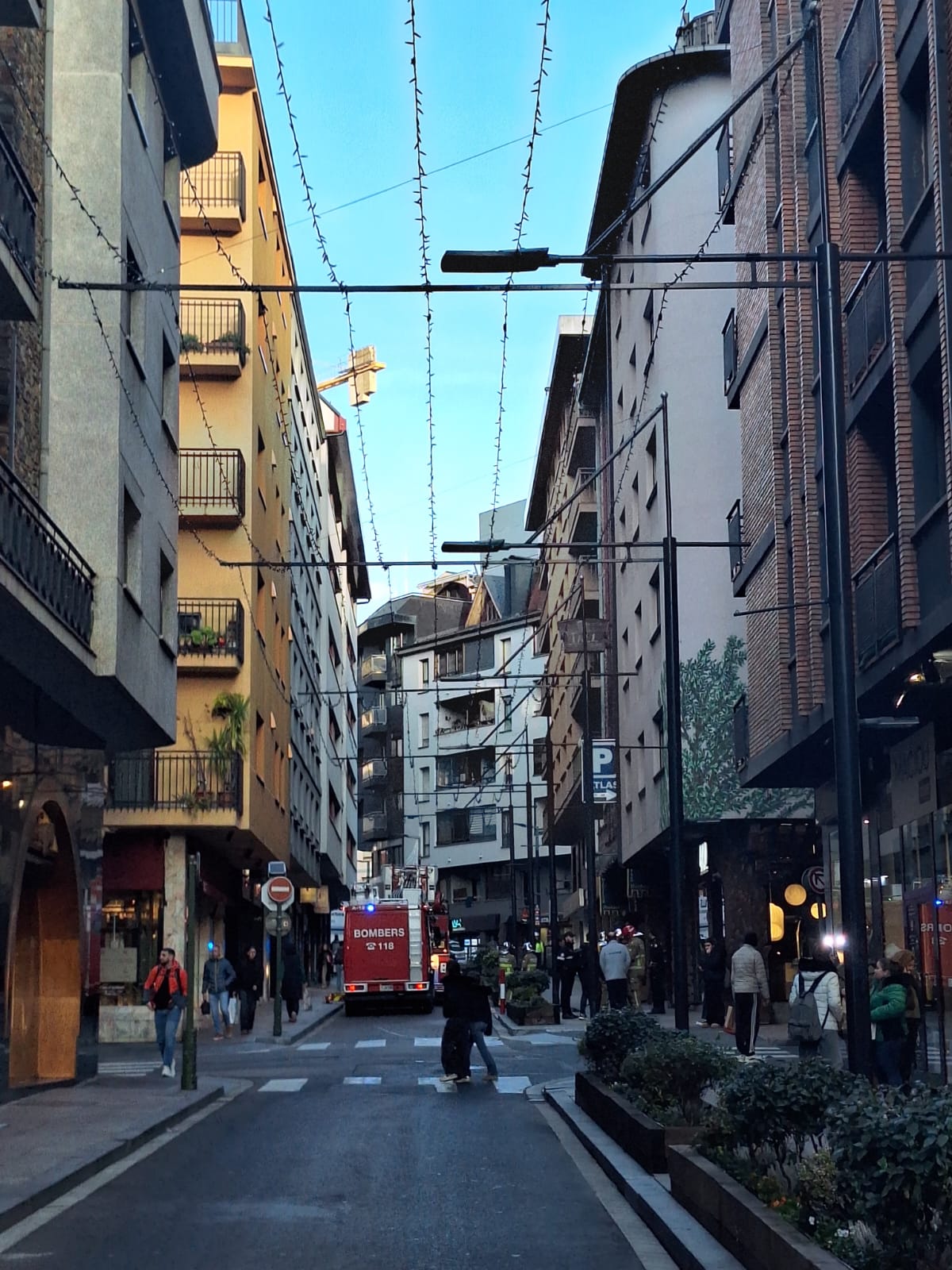 El camió de bombers durant l'actuació. El camió de bombers durant l'actuació.