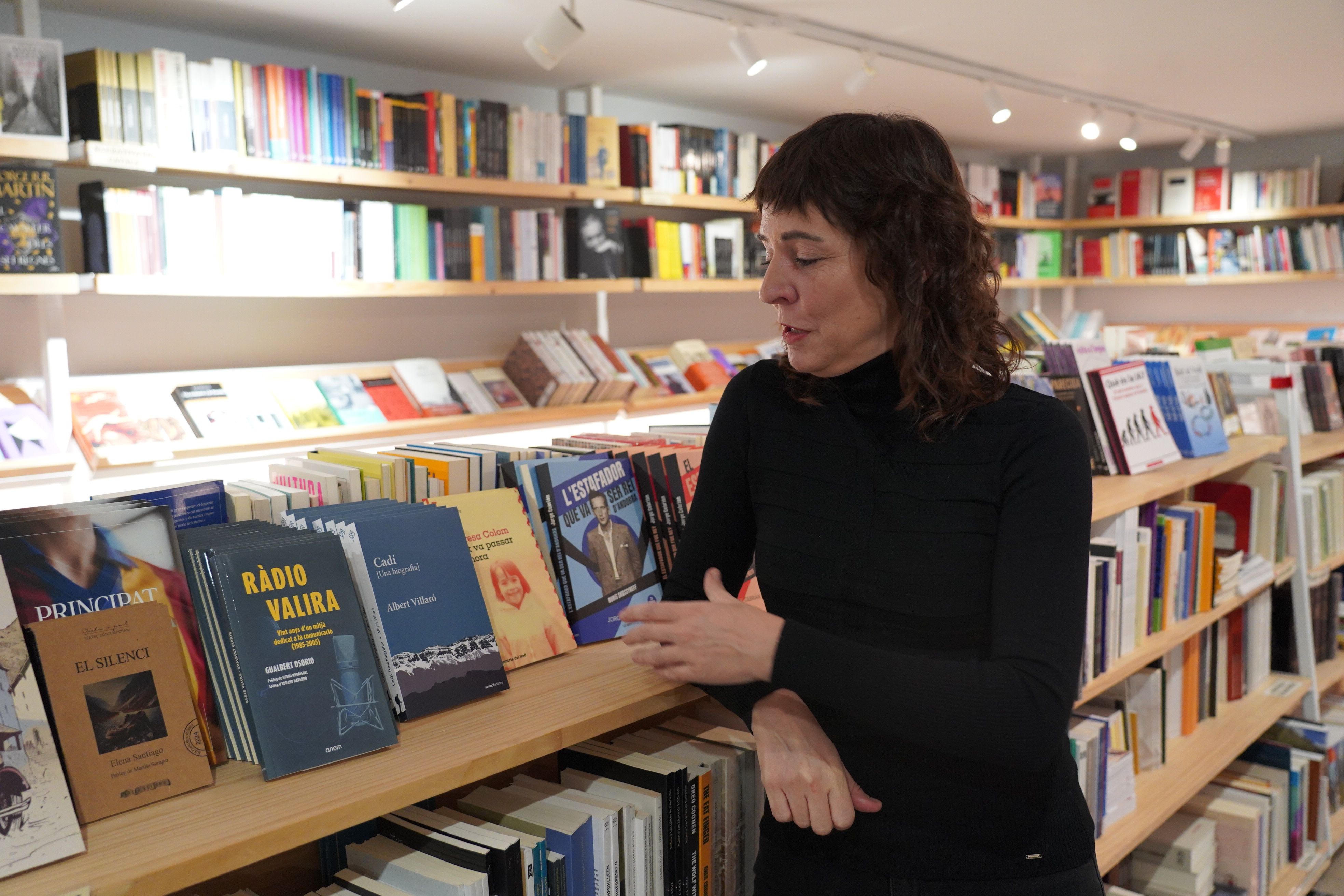 Cadenes a la secció de novetats andorranes.