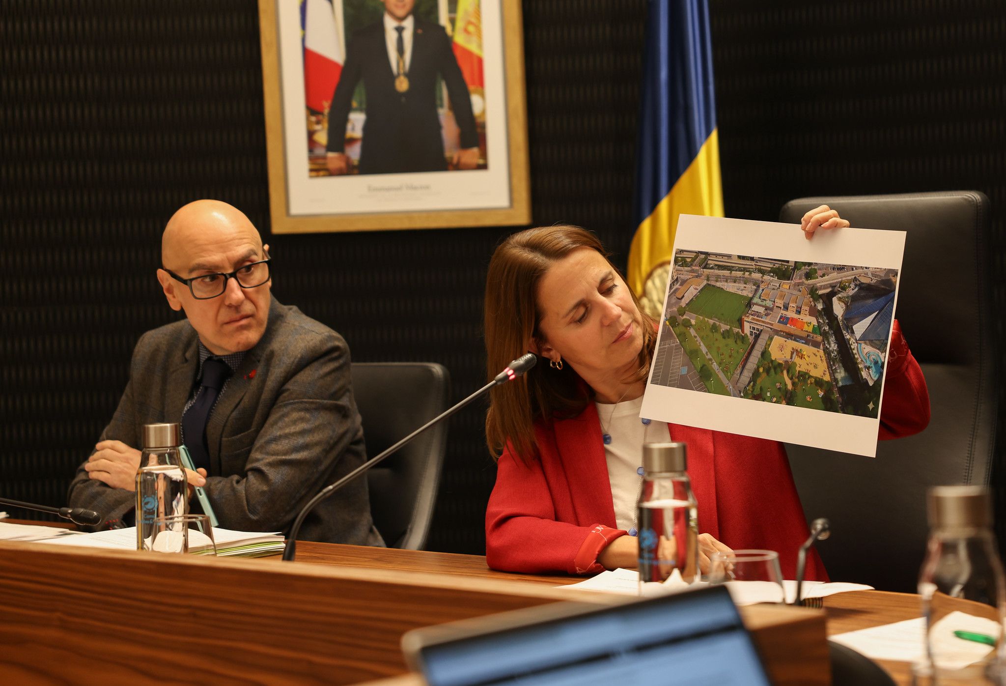 La cònsol d'Escaldes, Rosa Gili, durant una sessió de comú amb el cònsol menor, Quim Dolsa. La cònsol d'Escaldes, Rosa Gili, durant una sessió de comú amb el cònsol menor, Quim Dolsa.