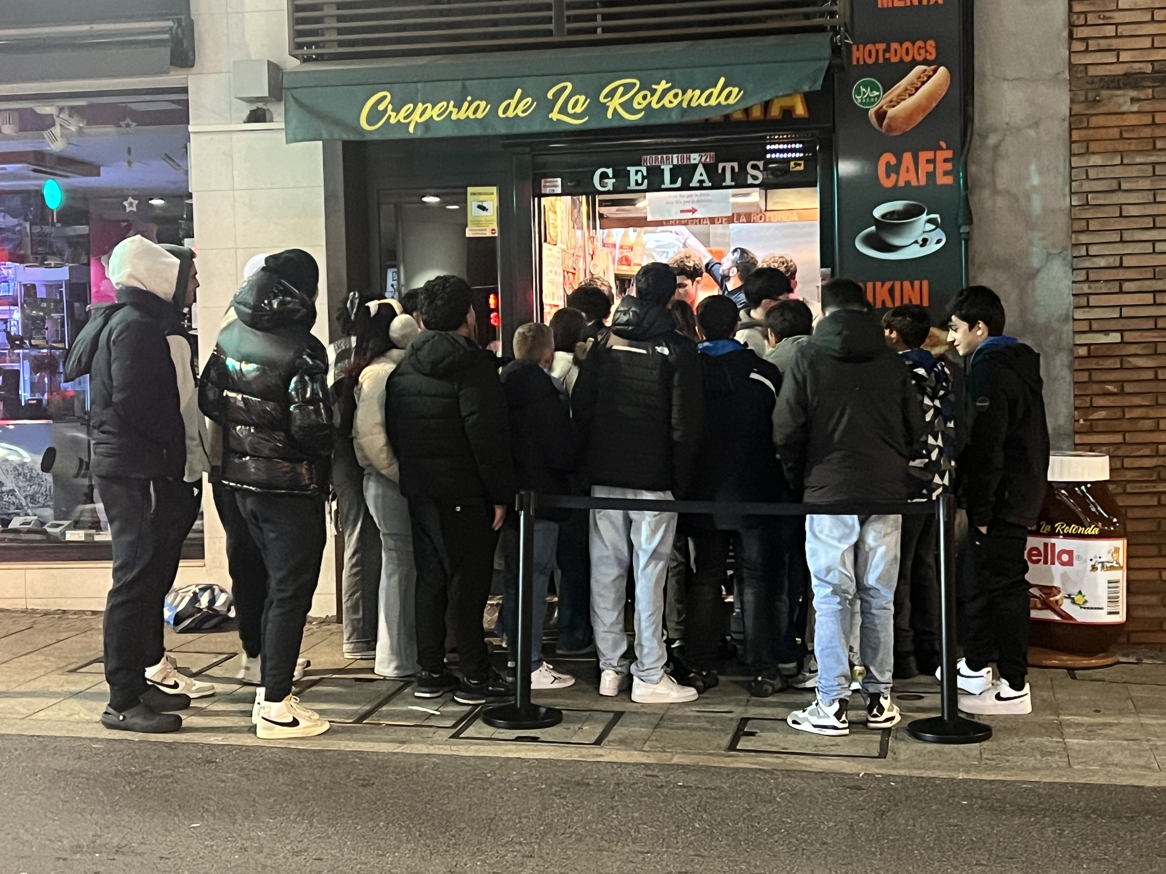 La creperia ha muntat una petita catenària des d'aquest mateix dijous al vespre.