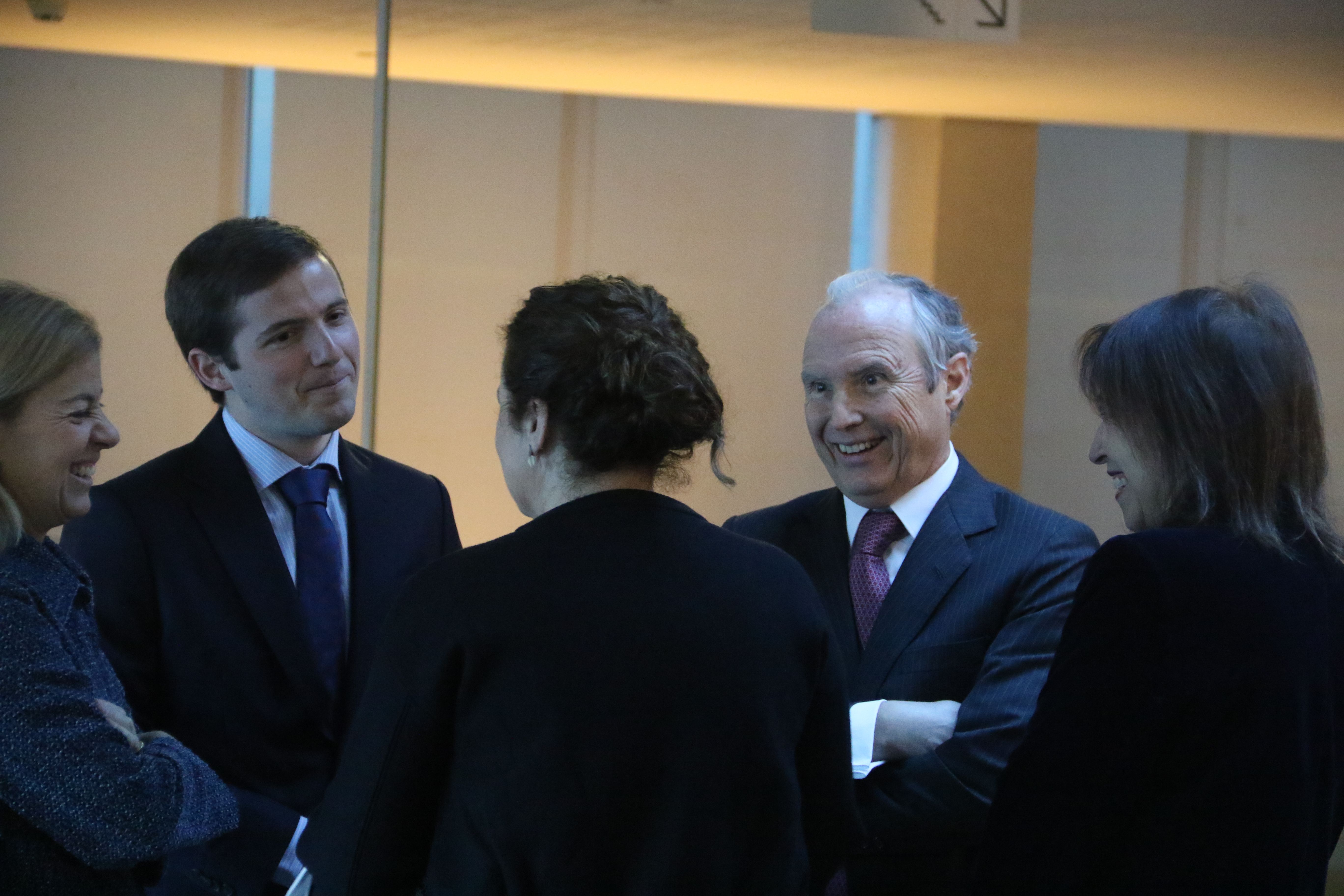 El nou magistrat i familiars seus parlant amb serveis del TC.