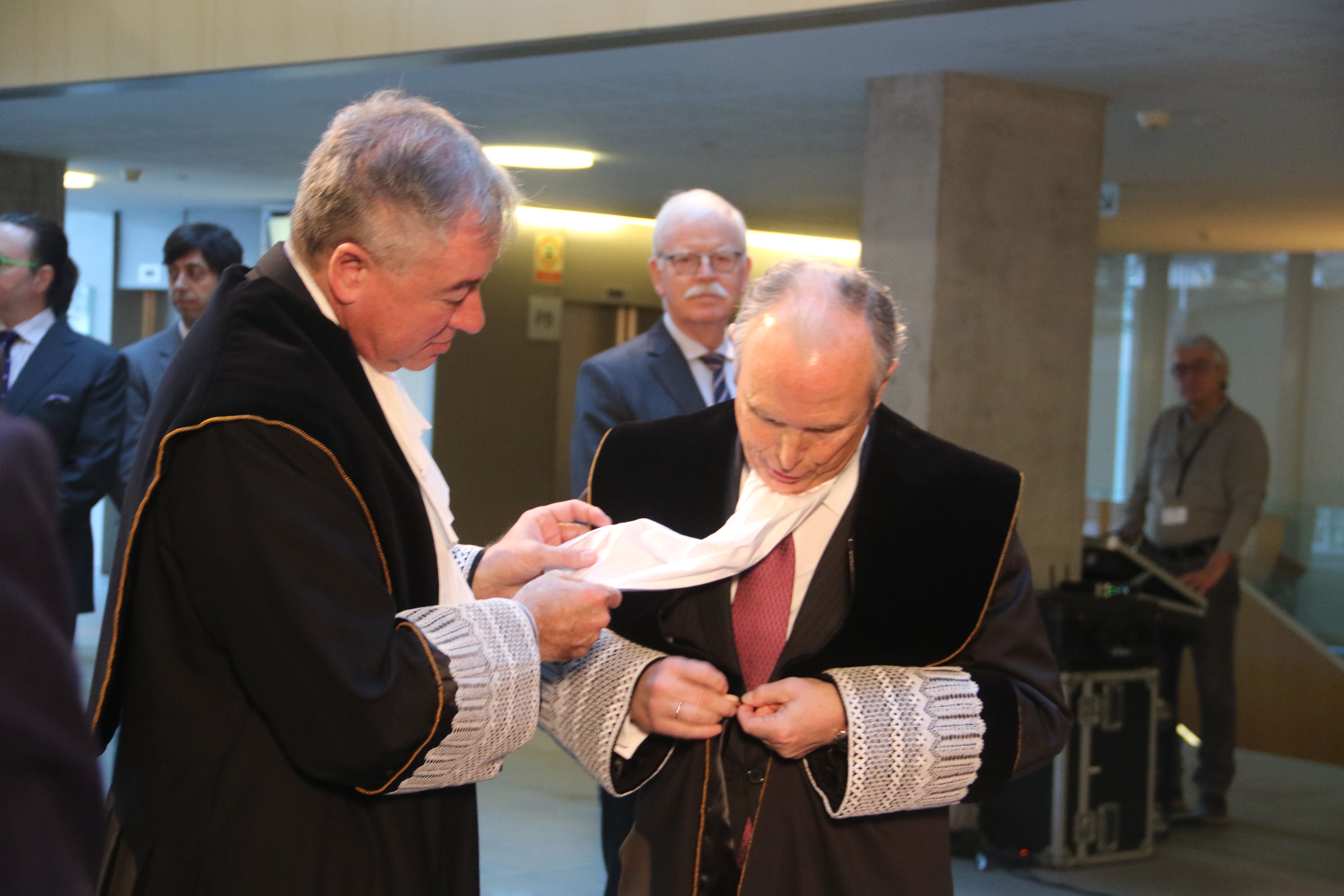 El president del TC, Joan Manel Abril Campoy, ajudant a col·locar la toga a Torre. 