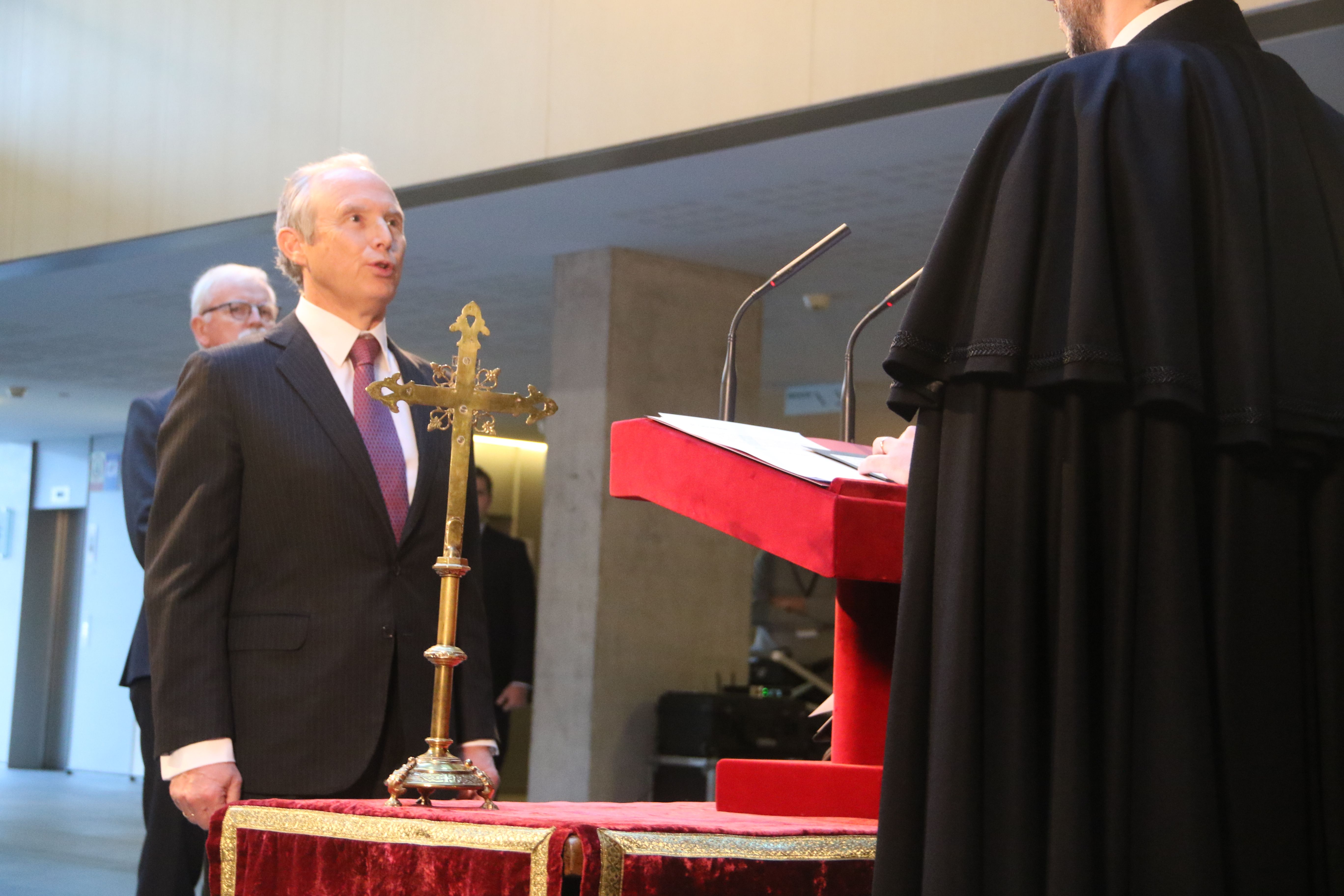 Víctor Torre en jurar la Constitució. 