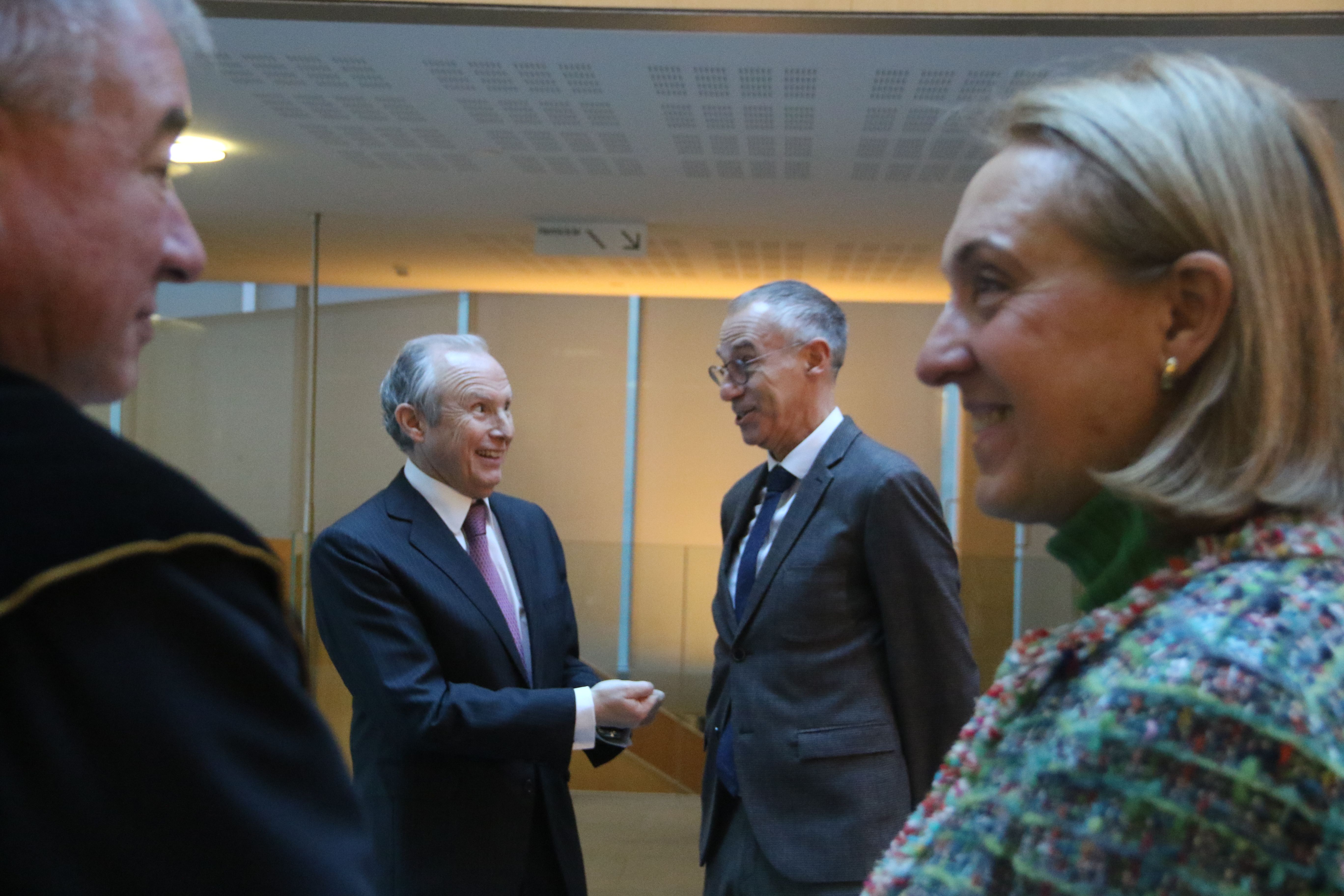 Torre saludant el vicepresident del Constitucional, Pere Pastor, amb Joan-Manel Abril Campoy i la secretària dels serveis del Copríncep mitrat, Concepció García, en primer terme.