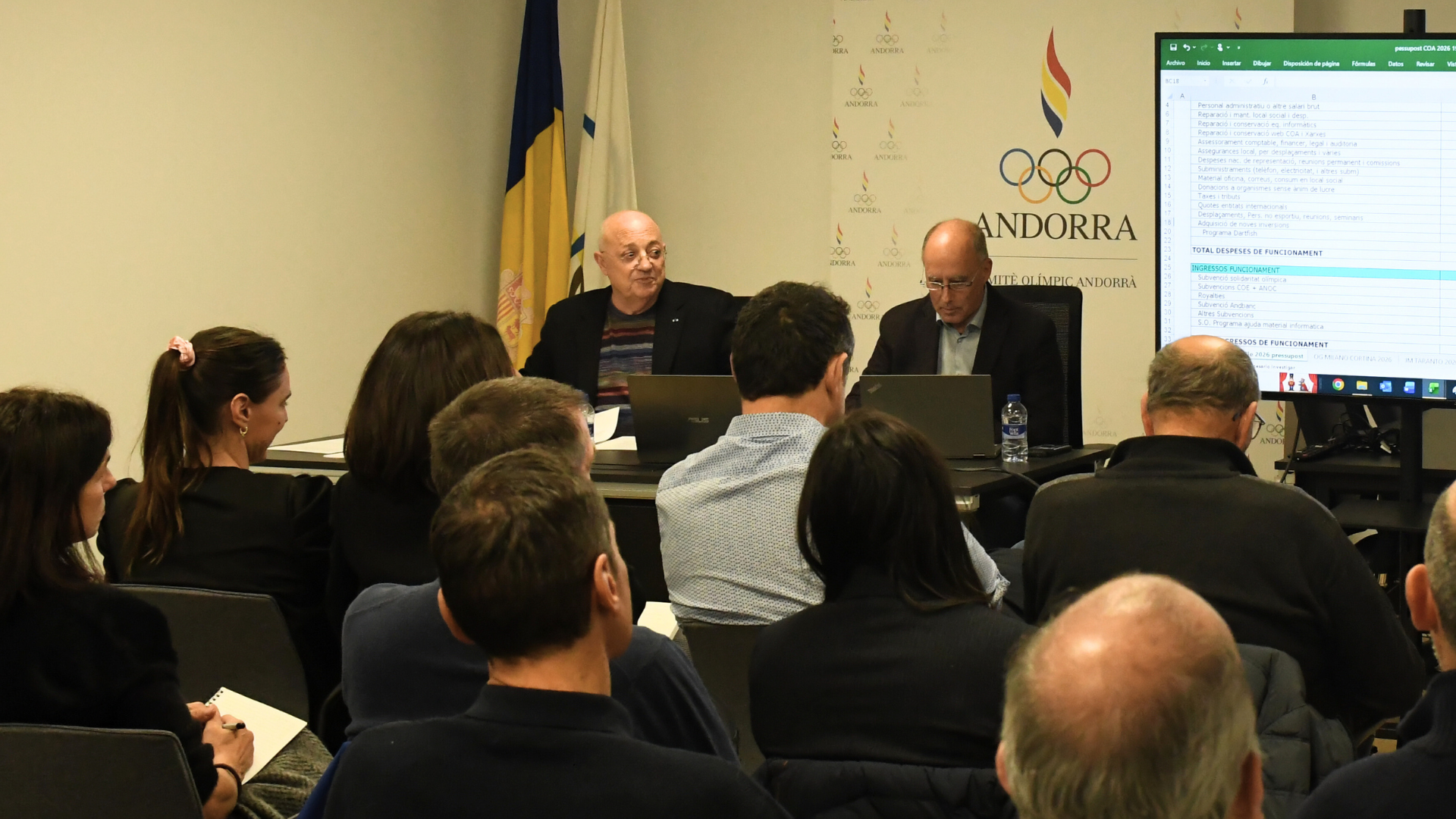 El president del COA Xavier Espot Miró, amb Toni Guerra al costat, durant l'aprovació del pressupost per al 2026.