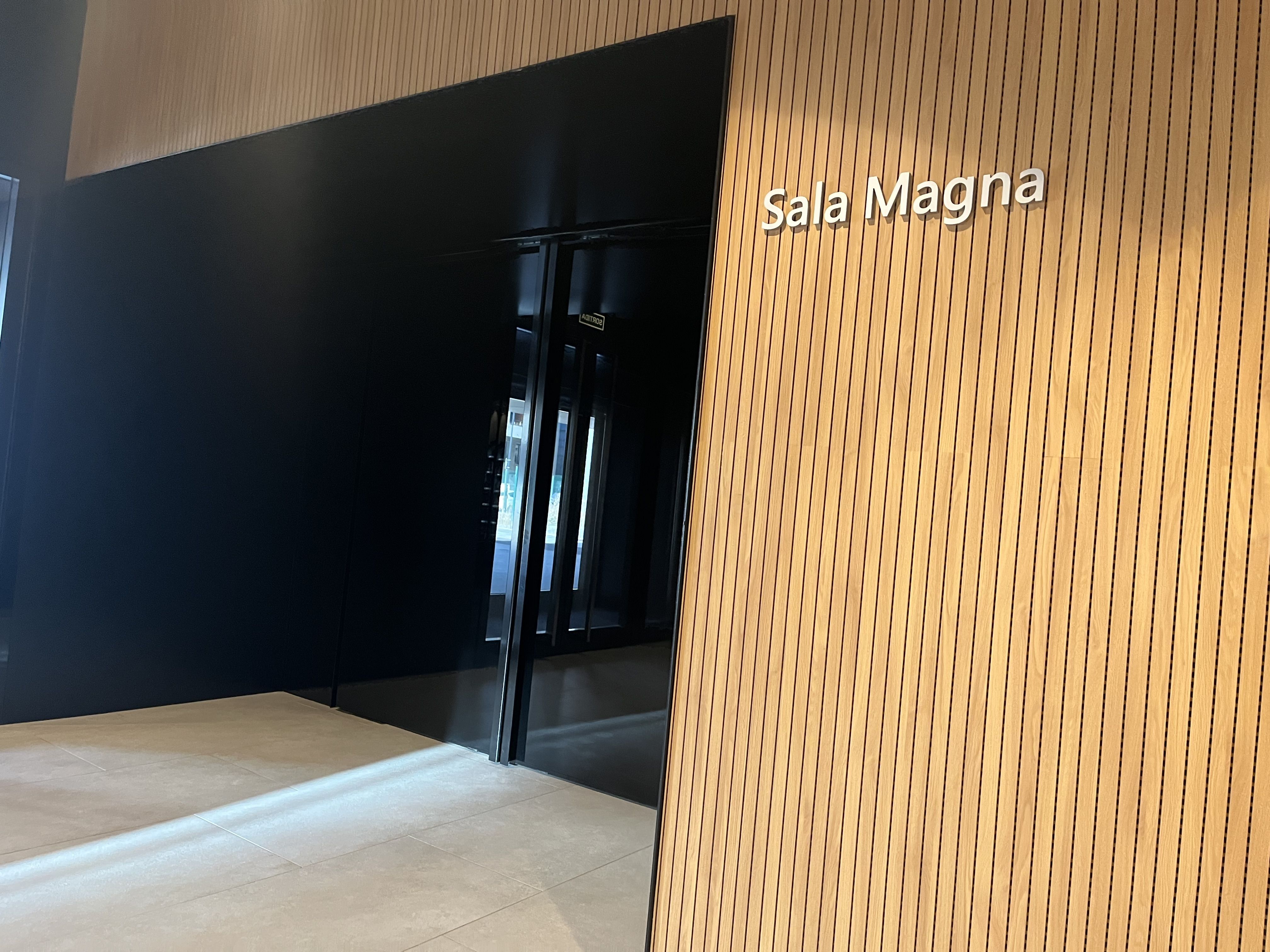 Entrada a la Sala Magna.