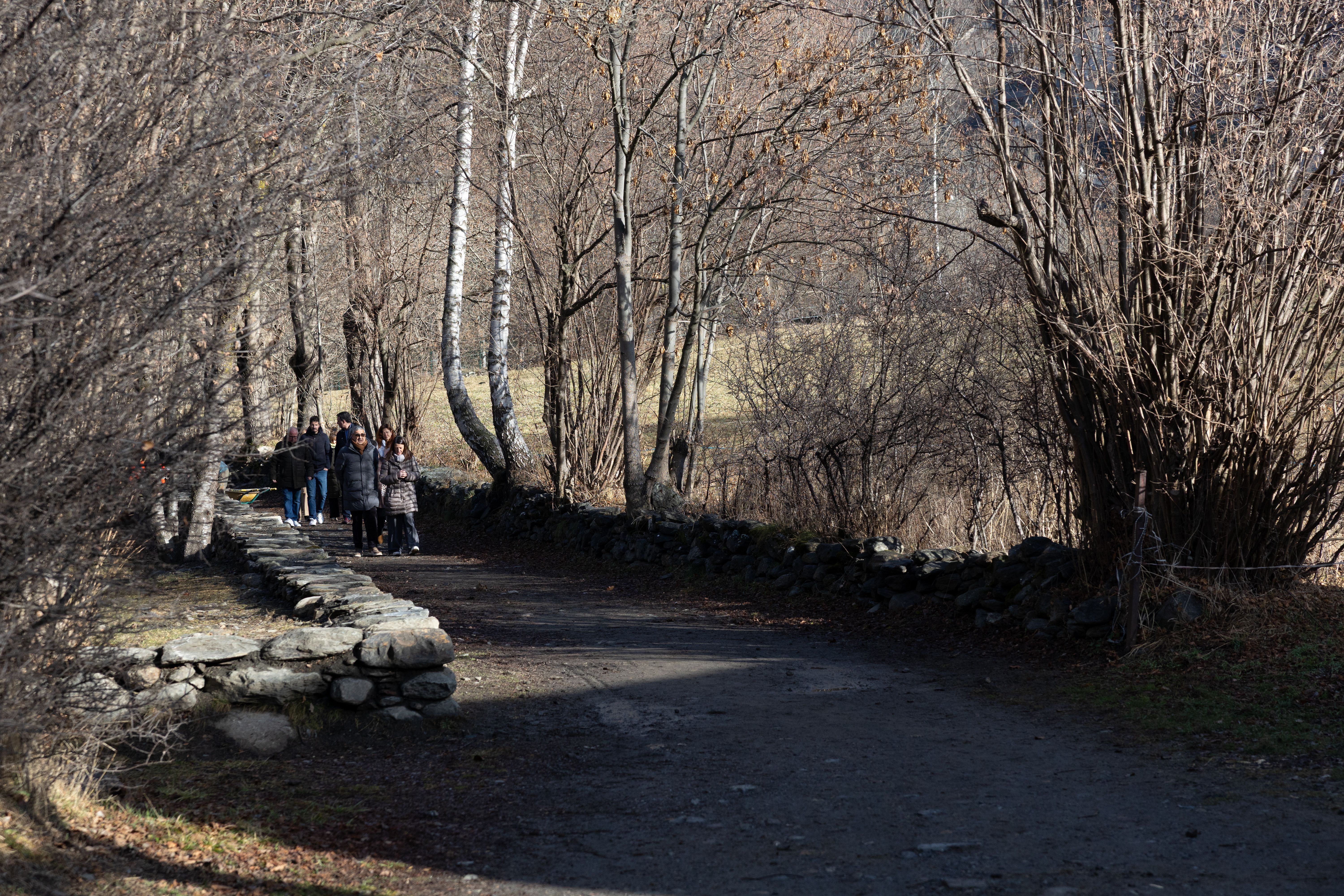 Familiars del col·leccionista i representants comunals acudint al lloc.