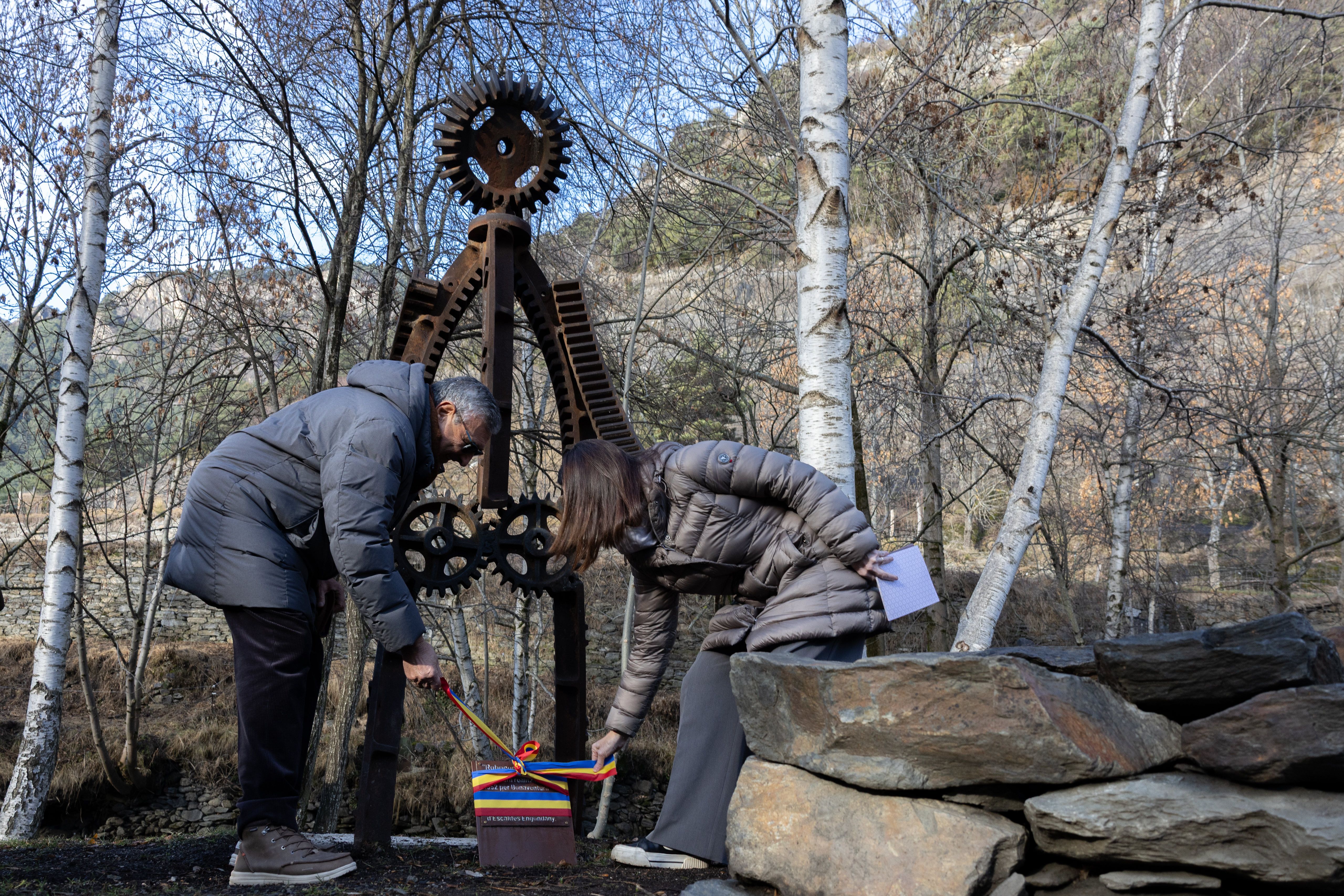 Bonaventura Riberaygua fill i Maria del Mar Coma descobrint la placa descriptiva. 