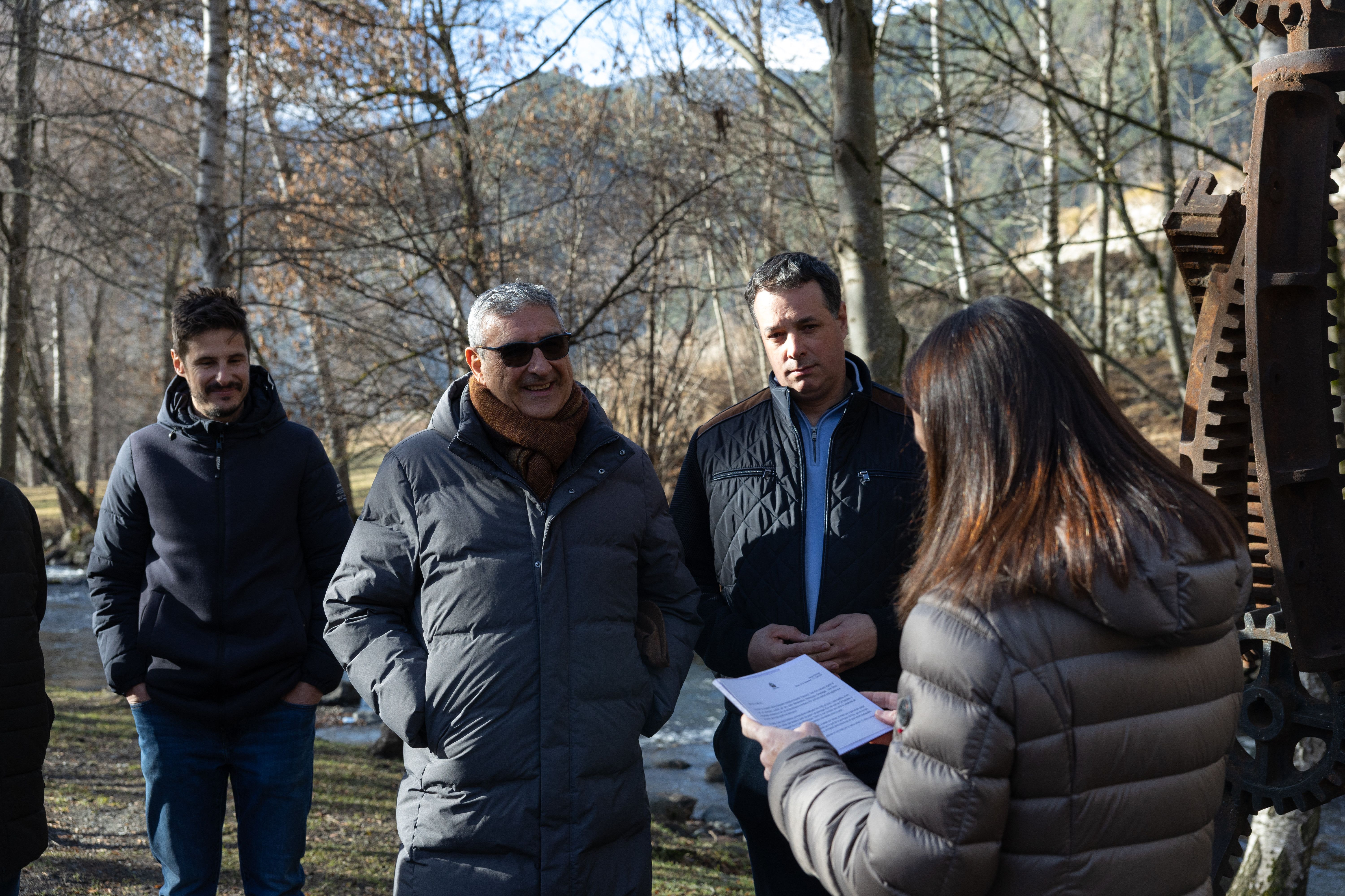 La cònsol llegint una dedicatòria durant la instal·lació. 