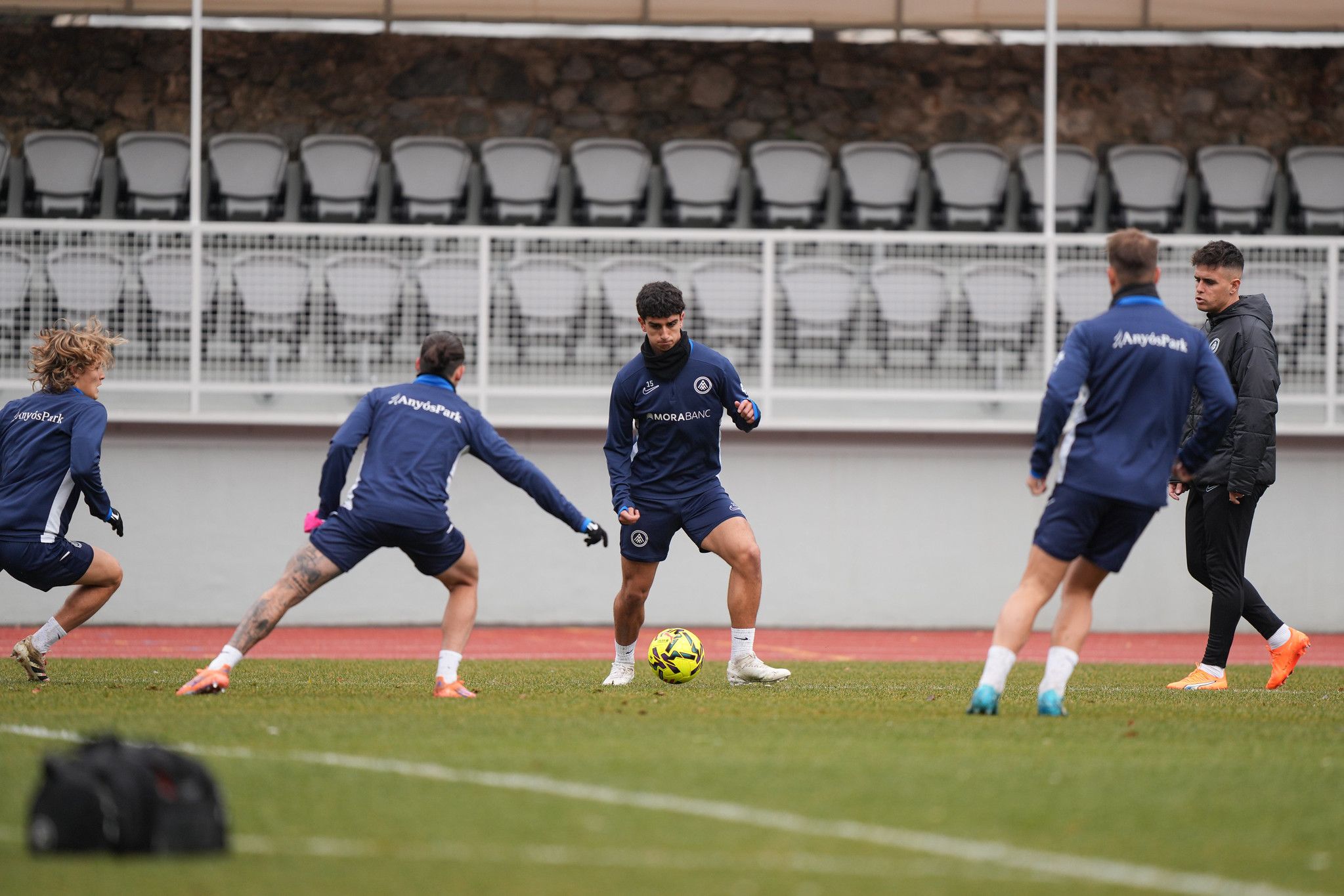 Els jugadors de l'FC Andorra, exercitant-se al Comunal en la darrera setmana de competició del 2026. 