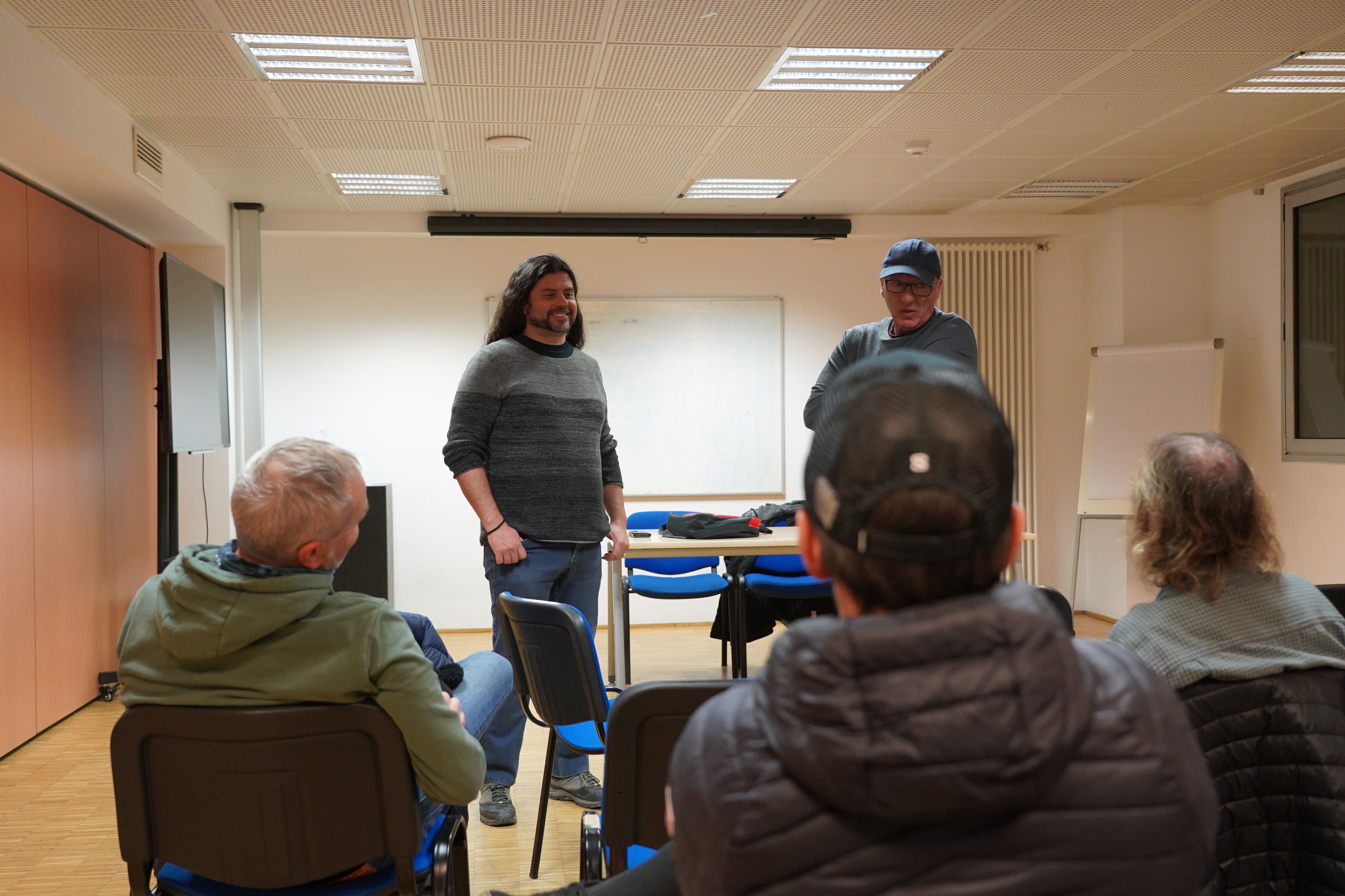 Carles Iriarte amb membres de l'associació abans de començar l'assemblea.