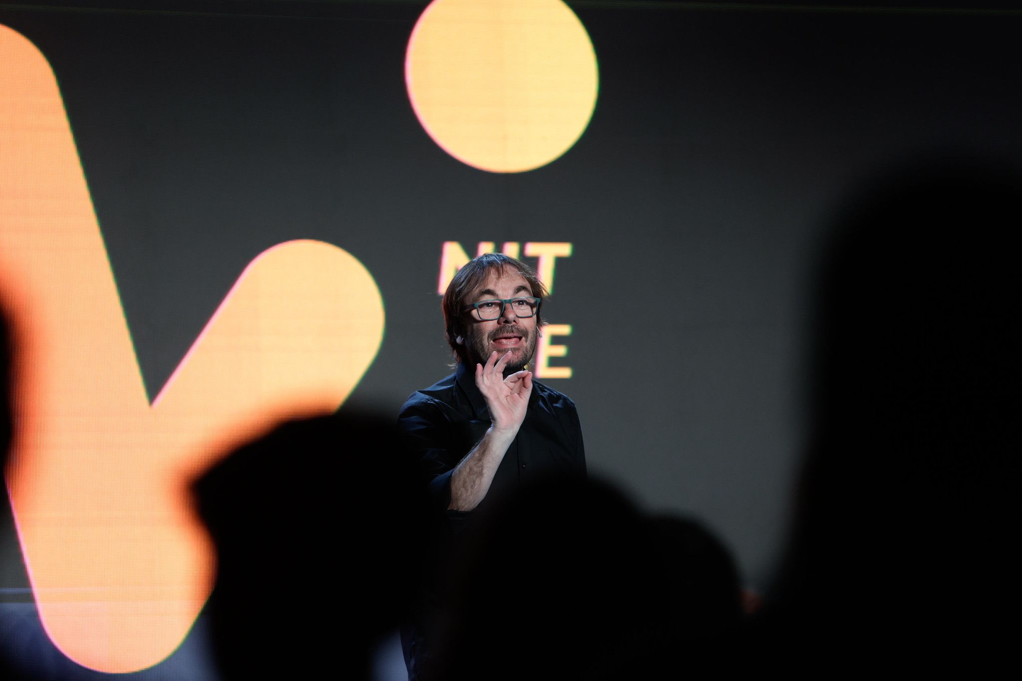 El presentador Quim Masferrer, a l'inici de l'acte fent servir el seu humor habitual.